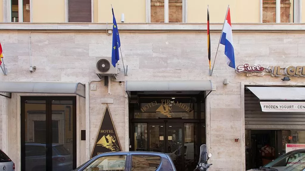 Facade/entrance in Hotel Pyramid