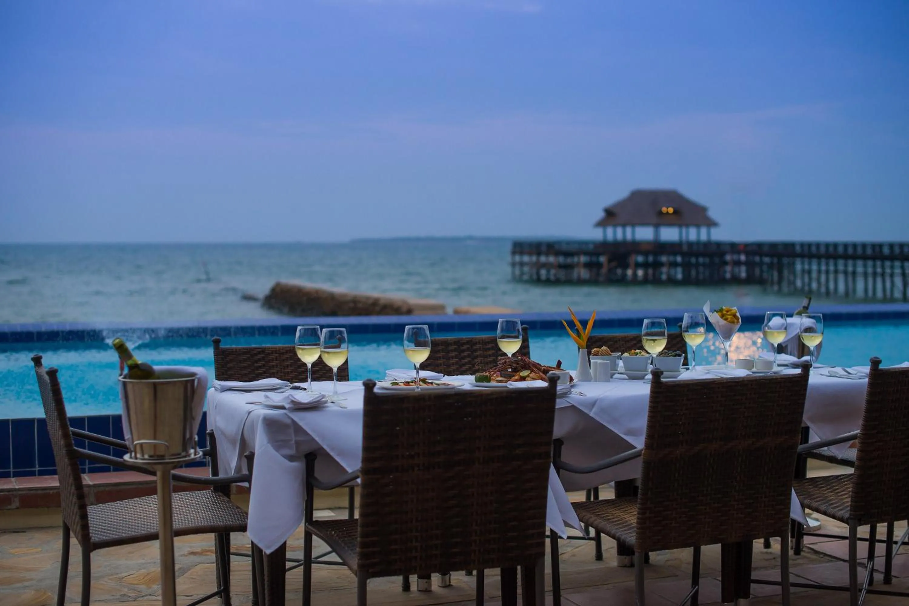 Restaurant/places to eat in White Sands Hotel