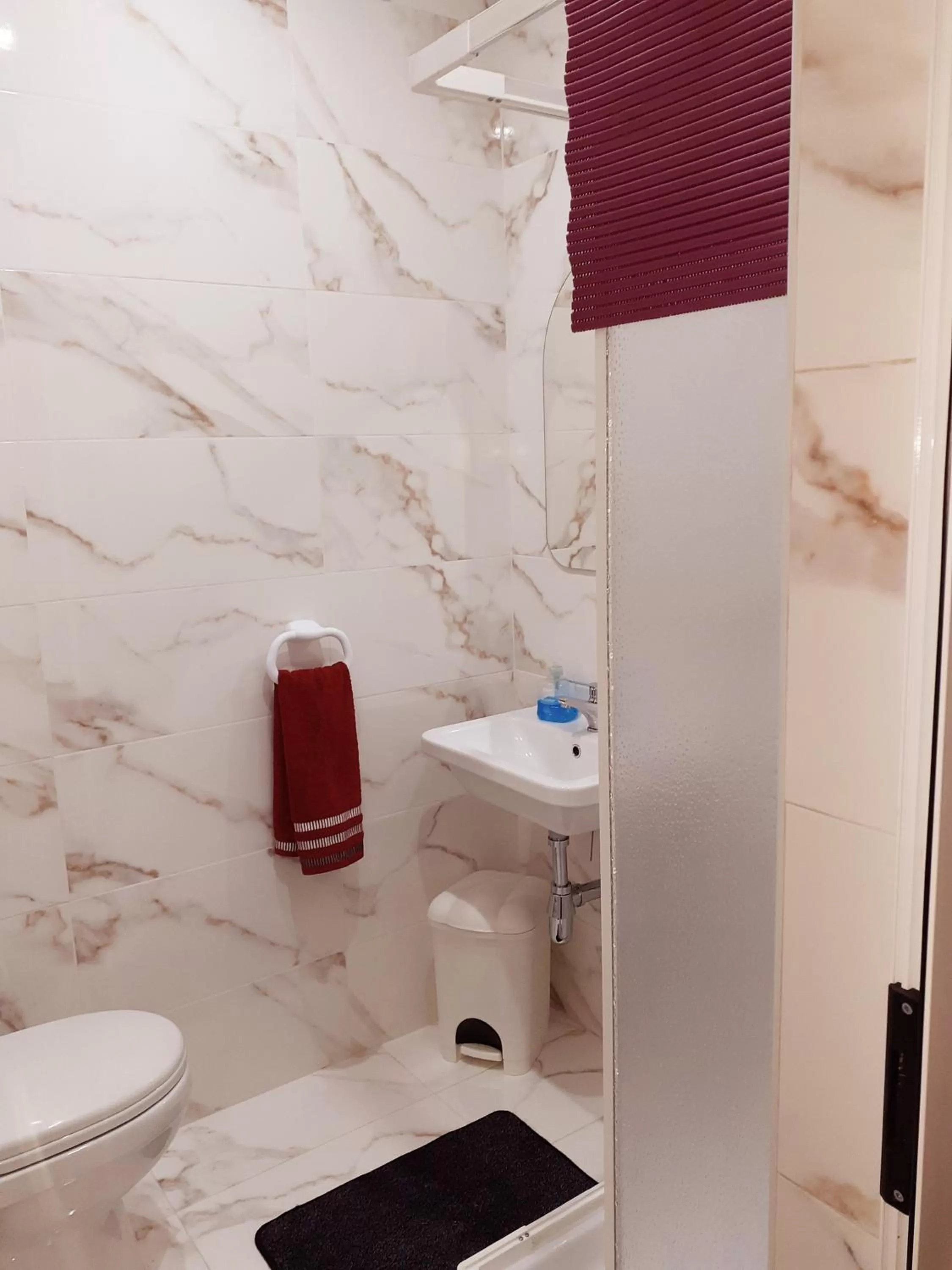 Shower in Black Gold Private Room