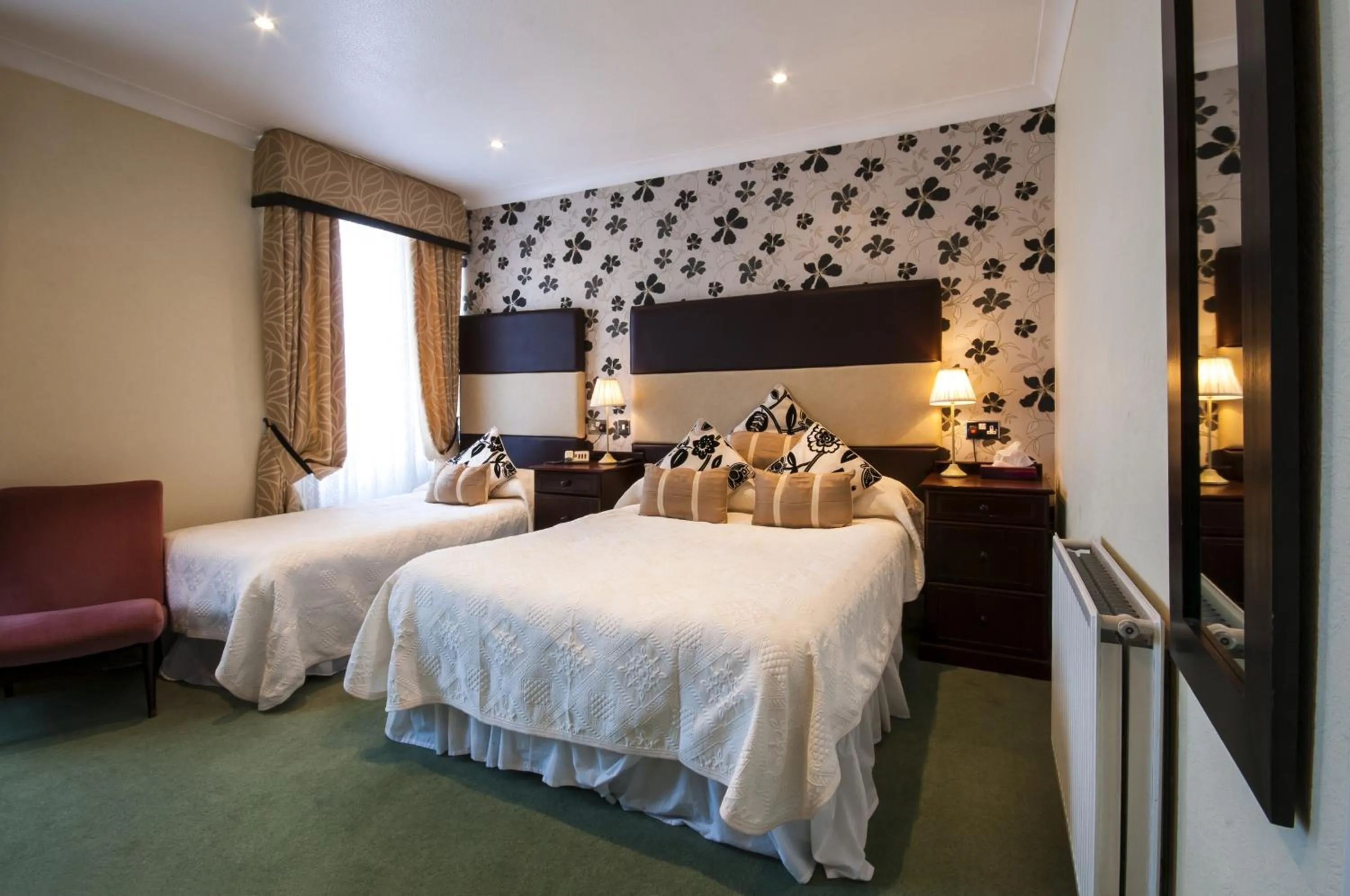 Photo of the whole room, Bed in South Beach Hotel