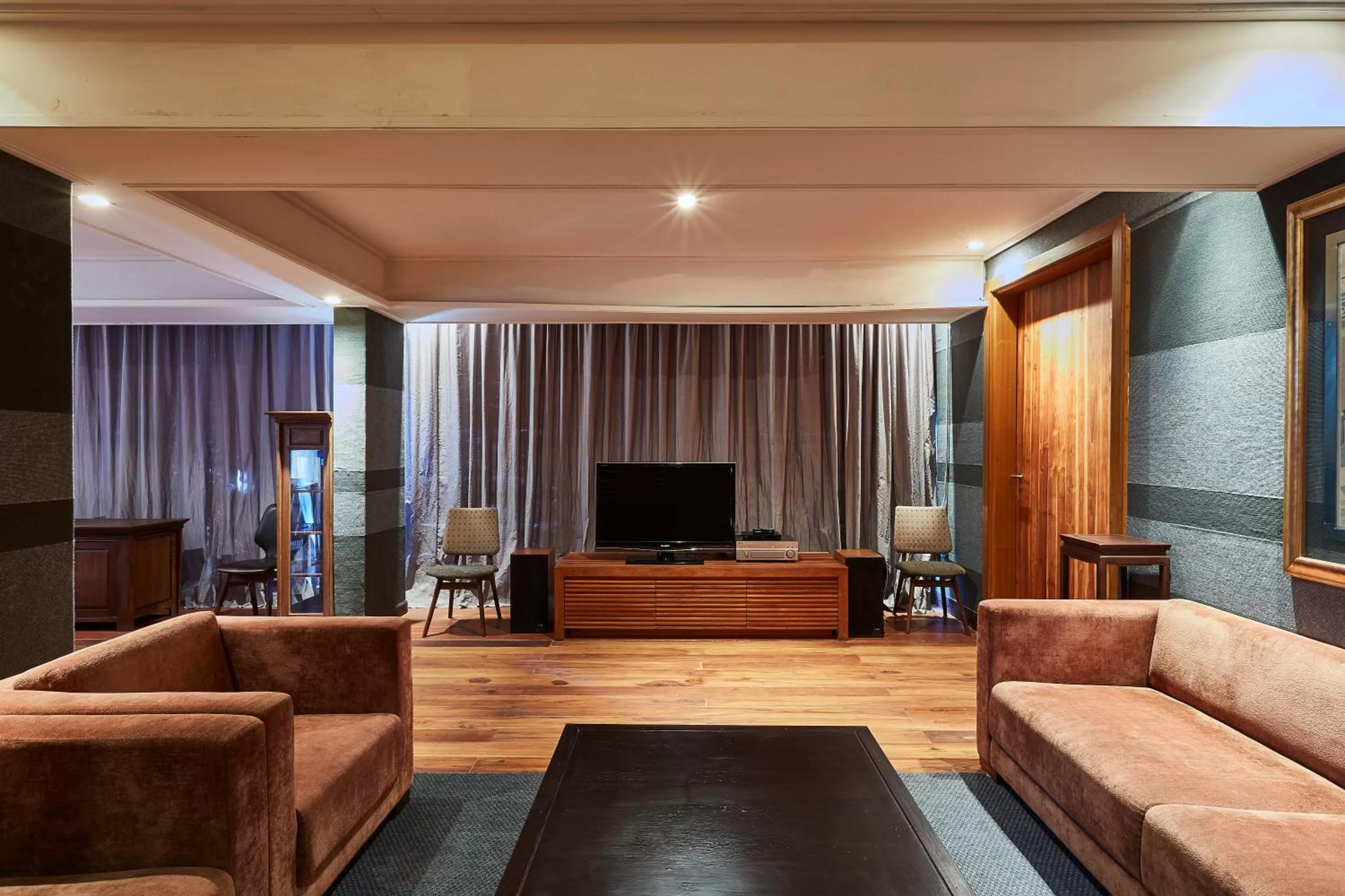 TV and multimedia in LUXX Langsuan Hotel - SHA Plus