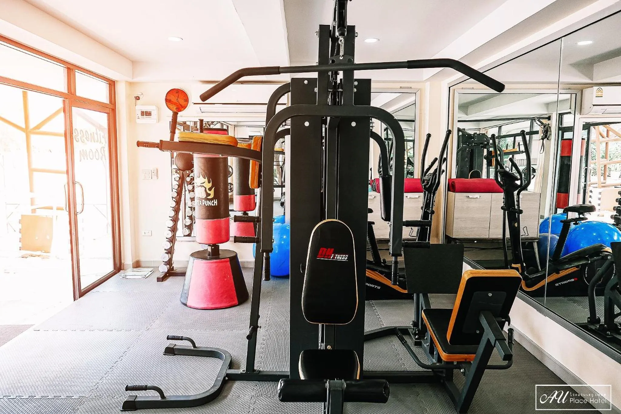Fitness centre/facilities in AU Place Hotel