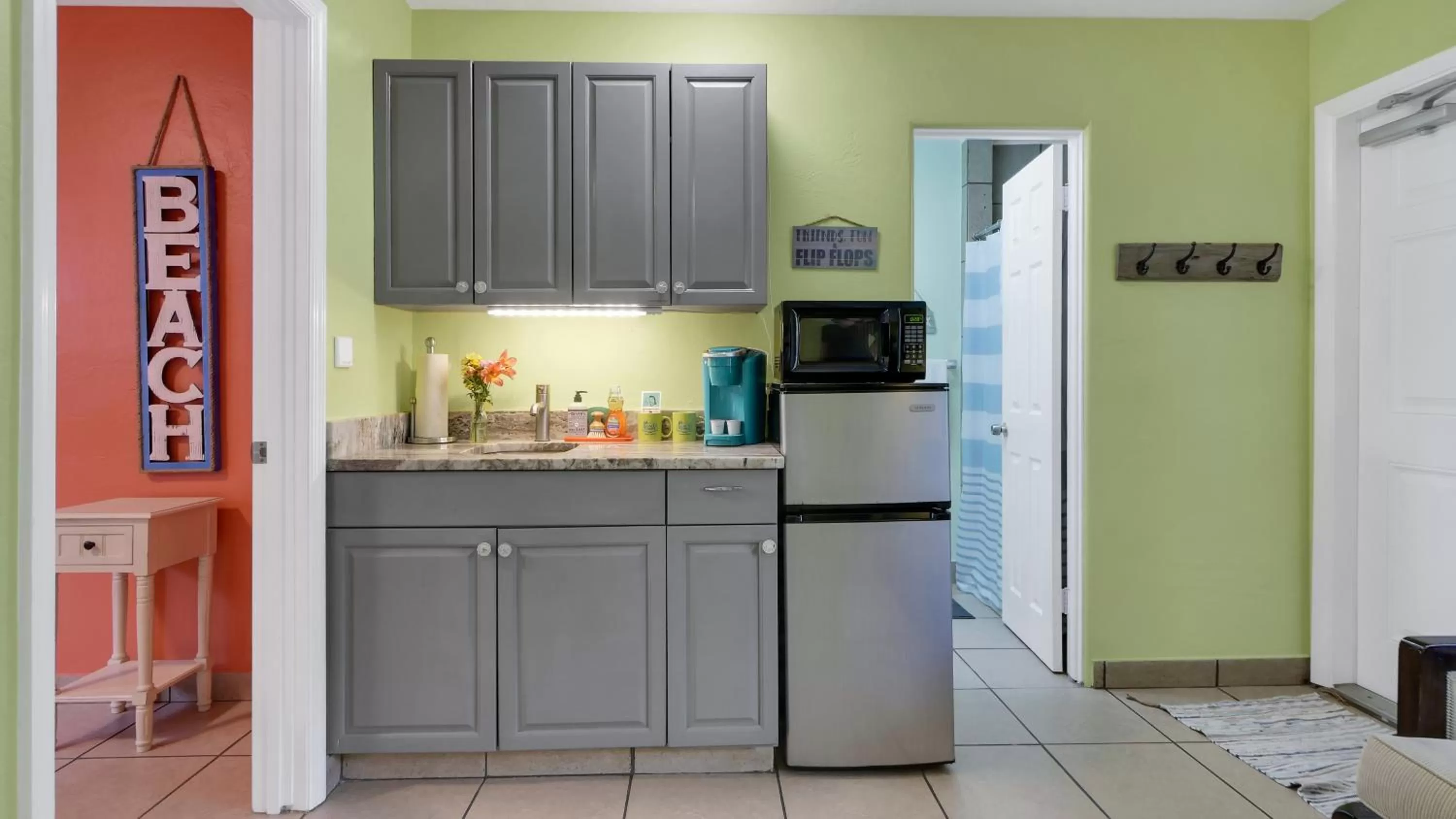 Kitchen or kitchenette, Kitchen/Kitchenette in The Beach House - Treasure Island