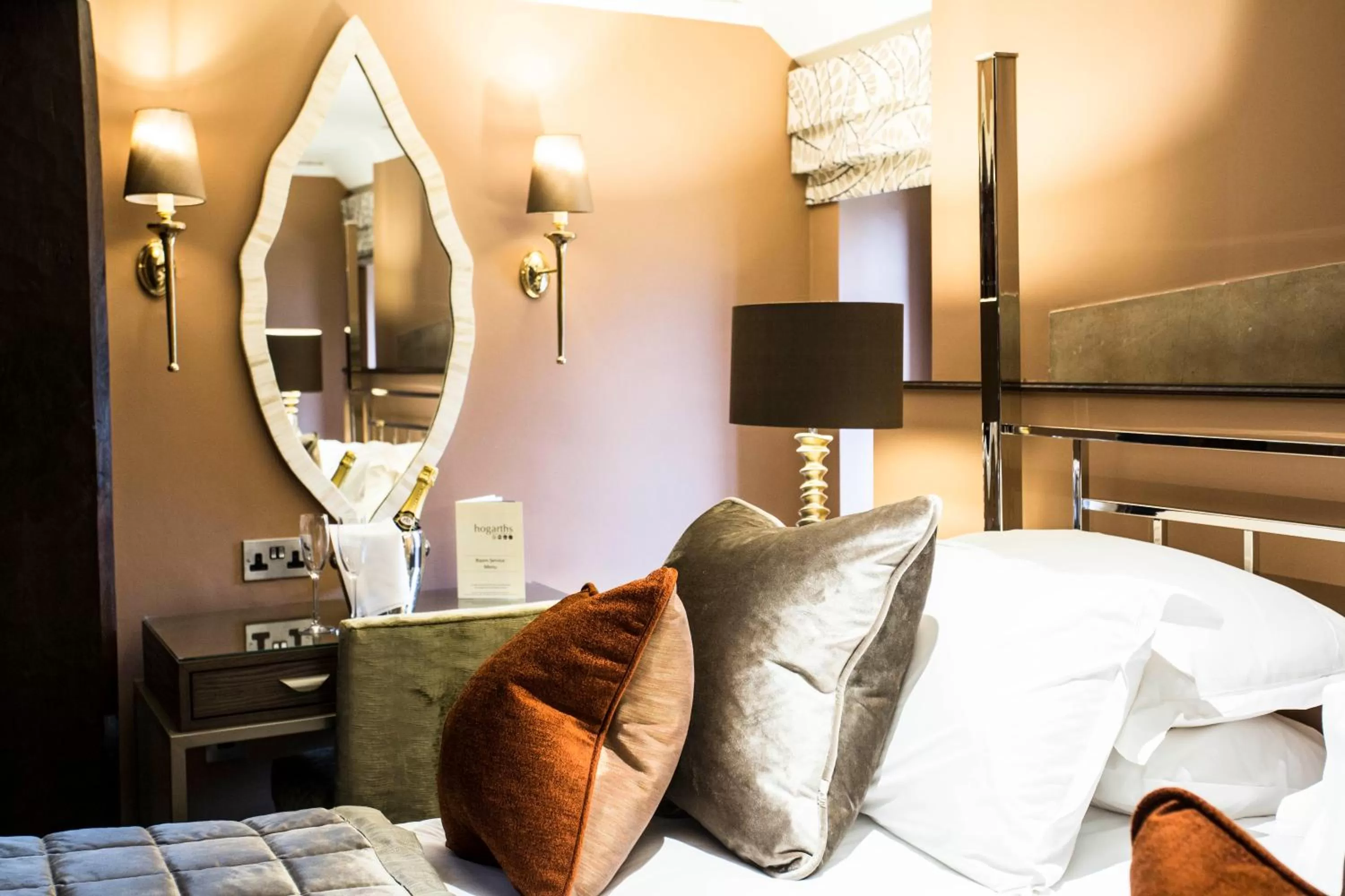 Bedroom, Bed in Hogarths Stone Manor