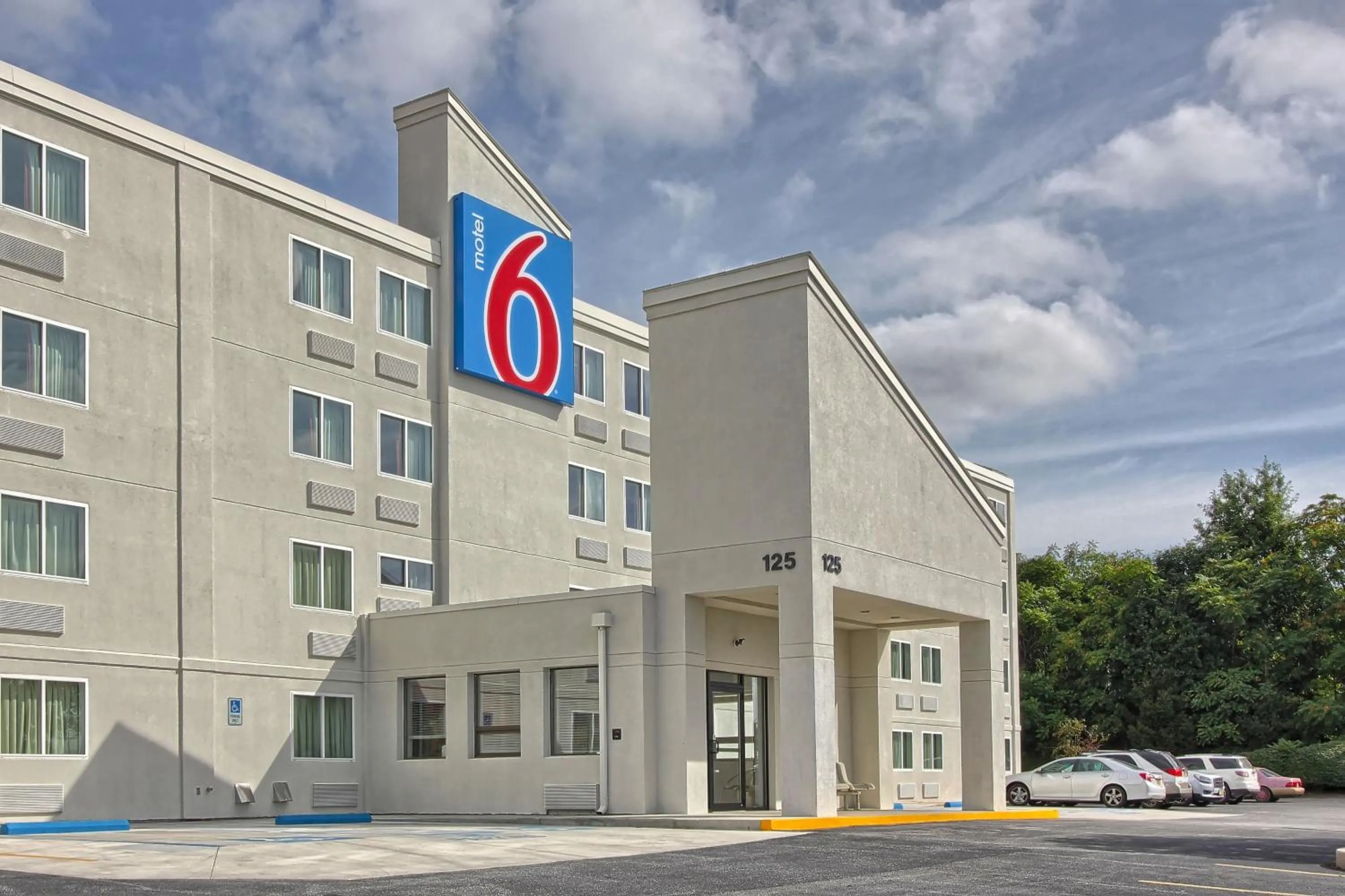 Facade/entrance in Motel 6-York, PA - North
