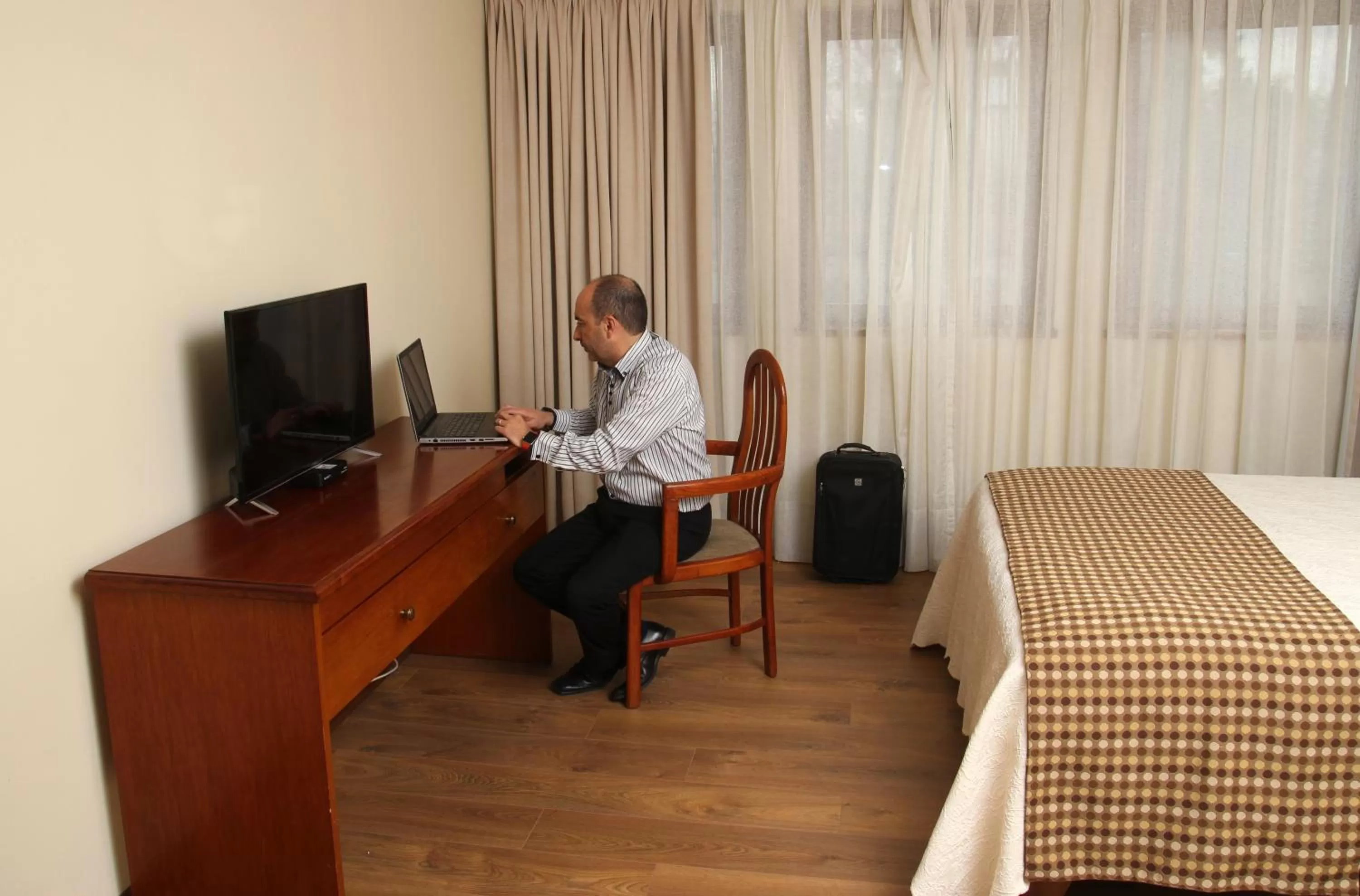 Bedroom, TV/Entertainment Center in Tur Hotel Santiago