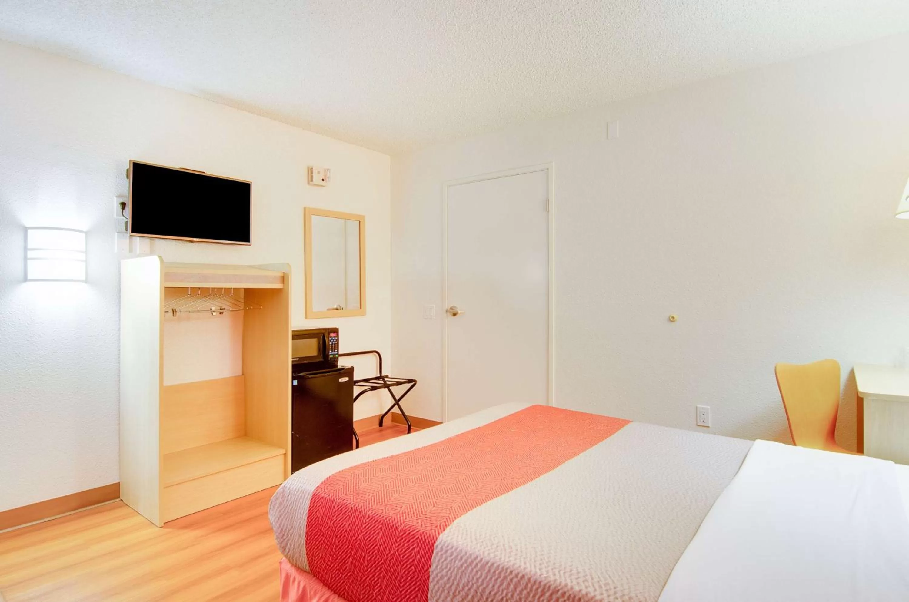 TV and multimedia, Bed in Motel 6-Tacoma, WA - Fife