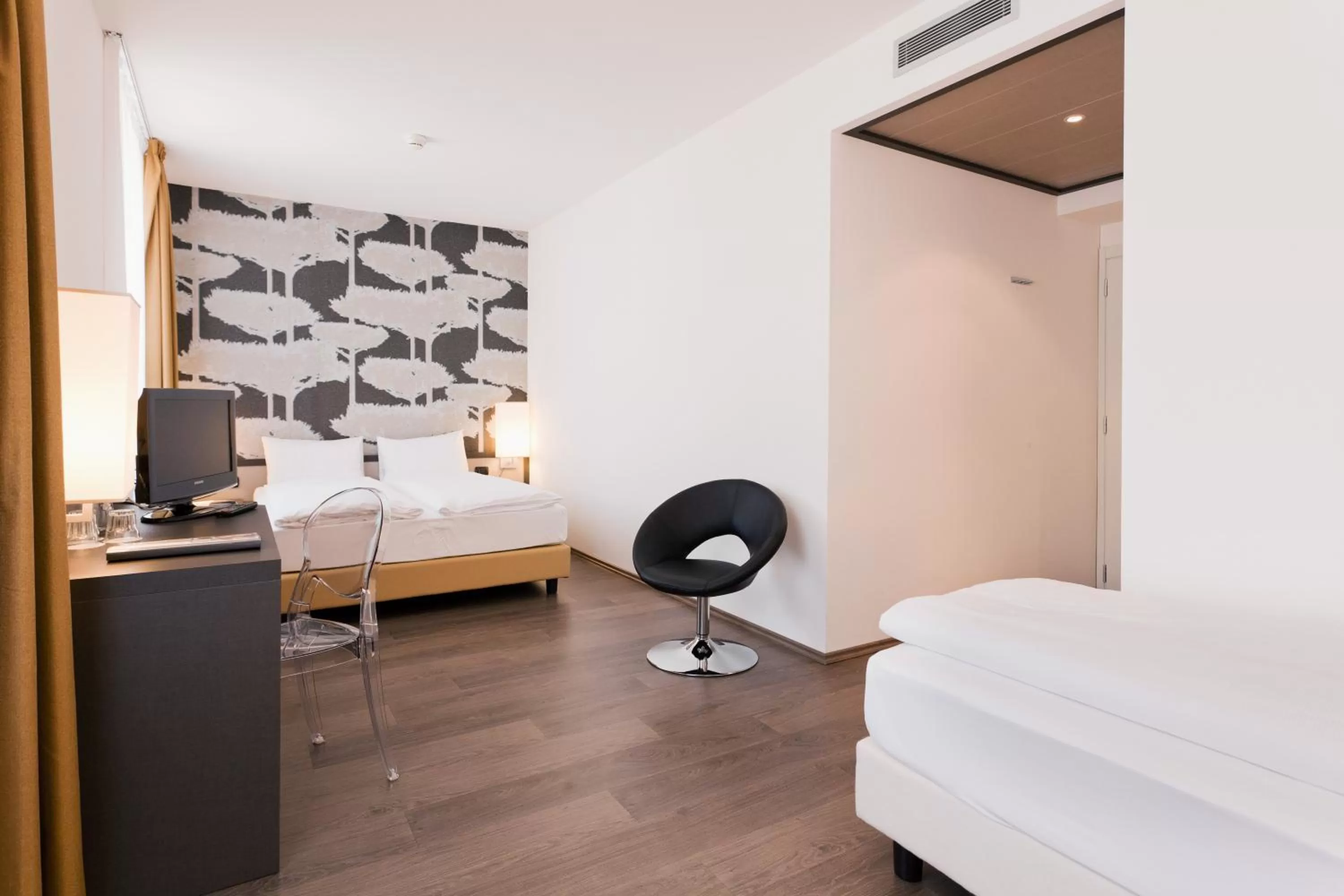 Photo of the whole room, Bed in Hotel Internazionale Bellinzona