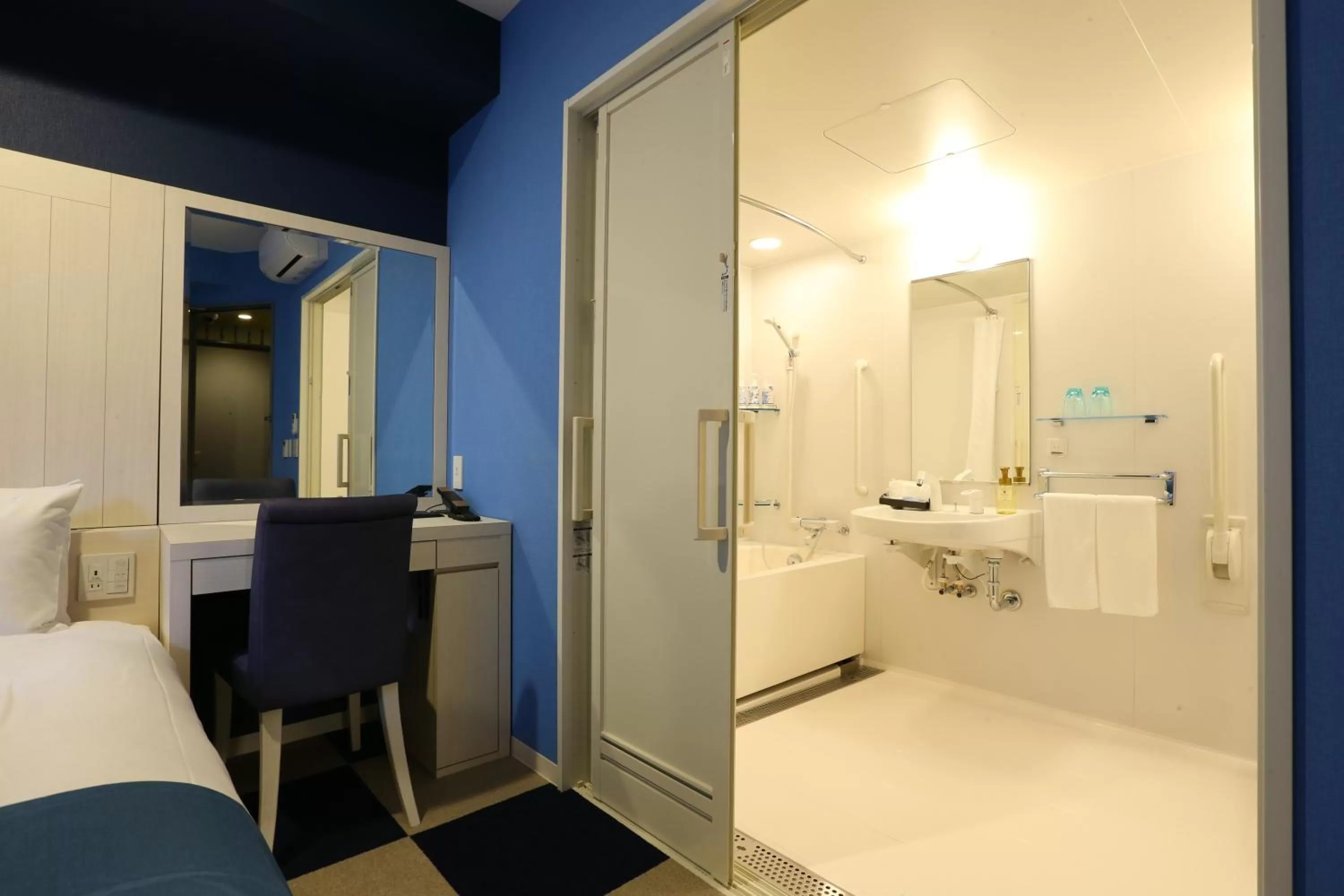 Bathroom, Bed in Hotel Wing International Select Nagoya Sakae