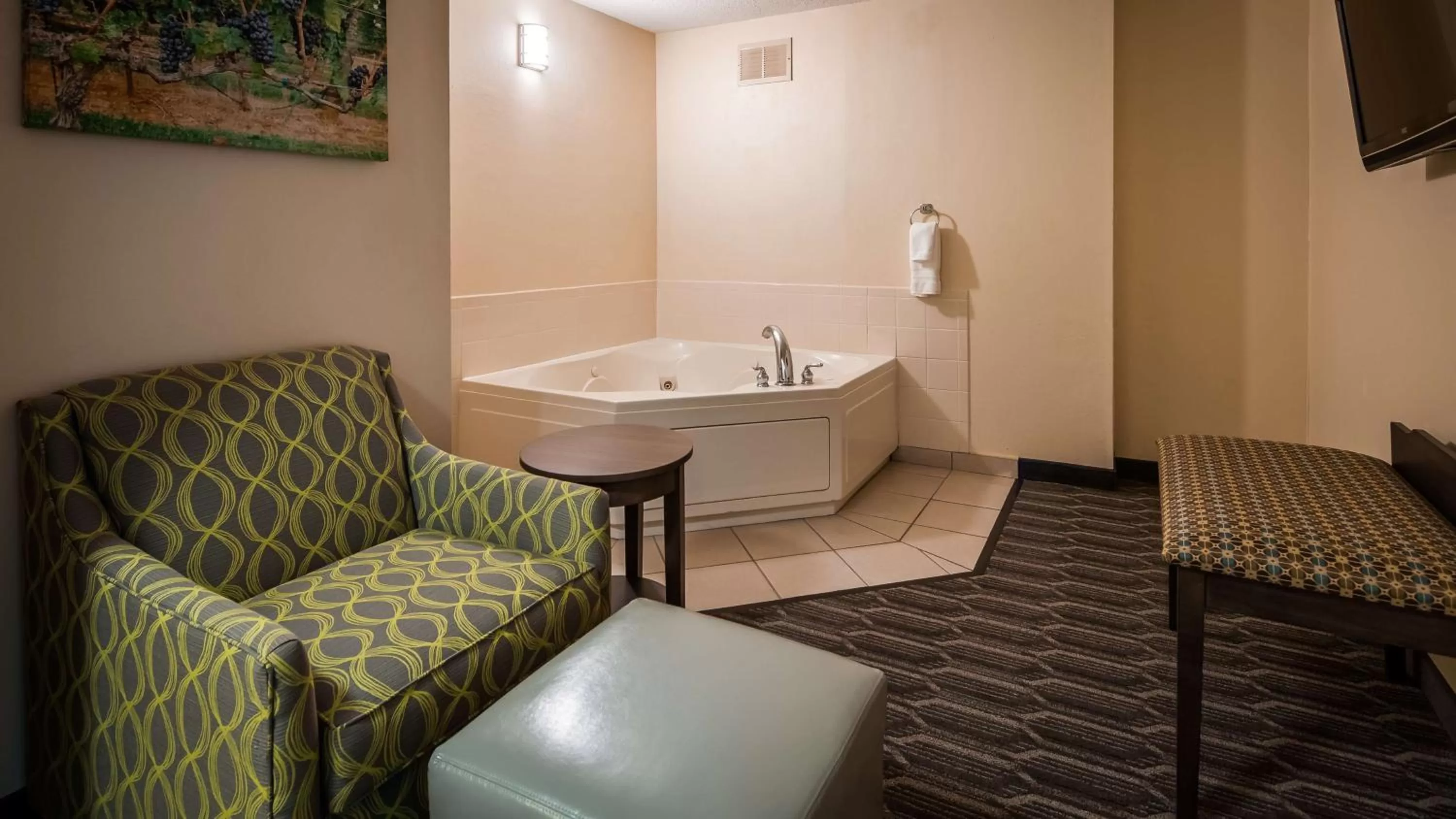 King Suite with Spa Bath - Non-Smoking in Best Western Plus Yadkin Valley Inn & Suites