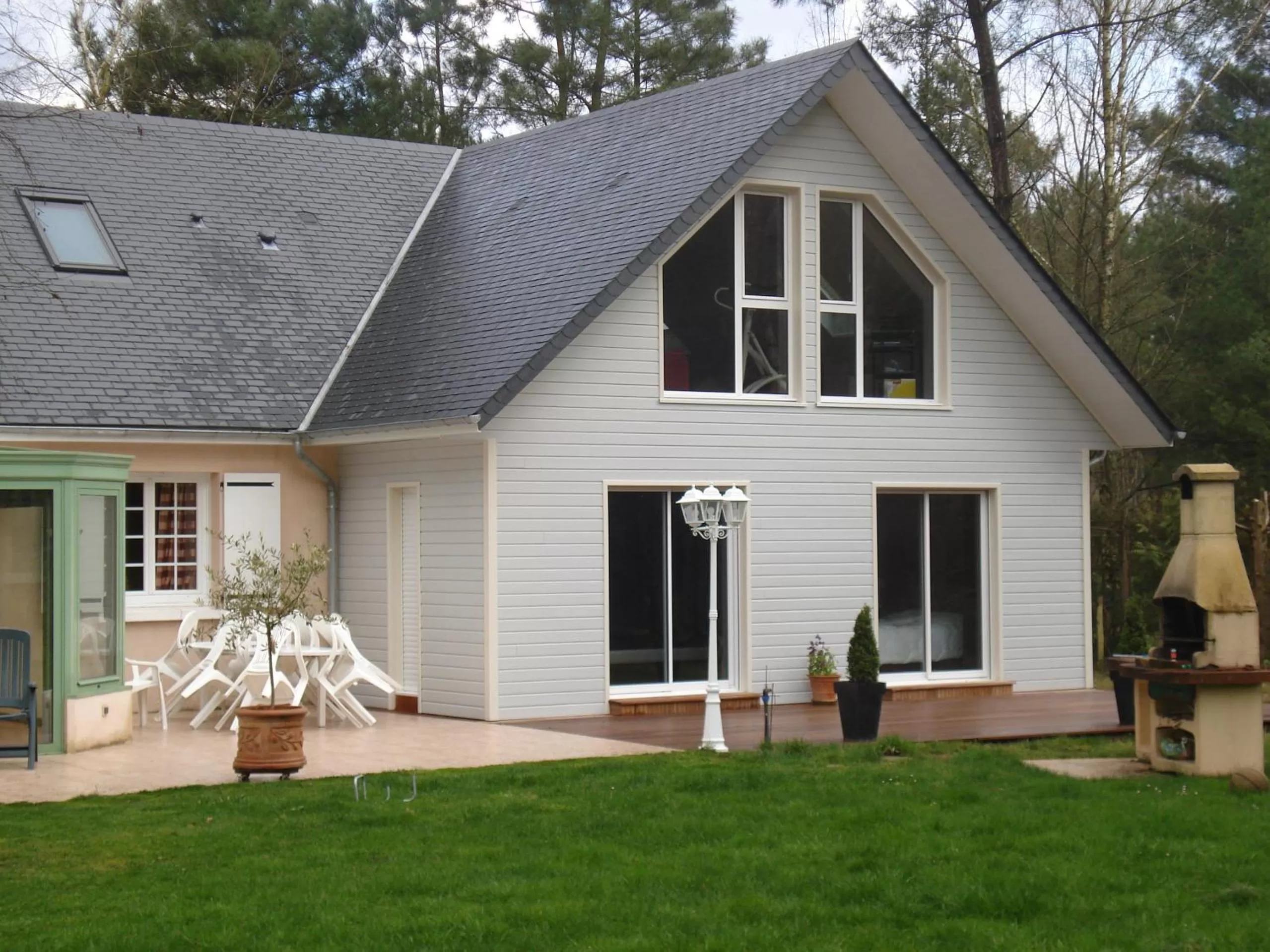 Patio, Property Building in B&B La Forêt de Charmeuse
