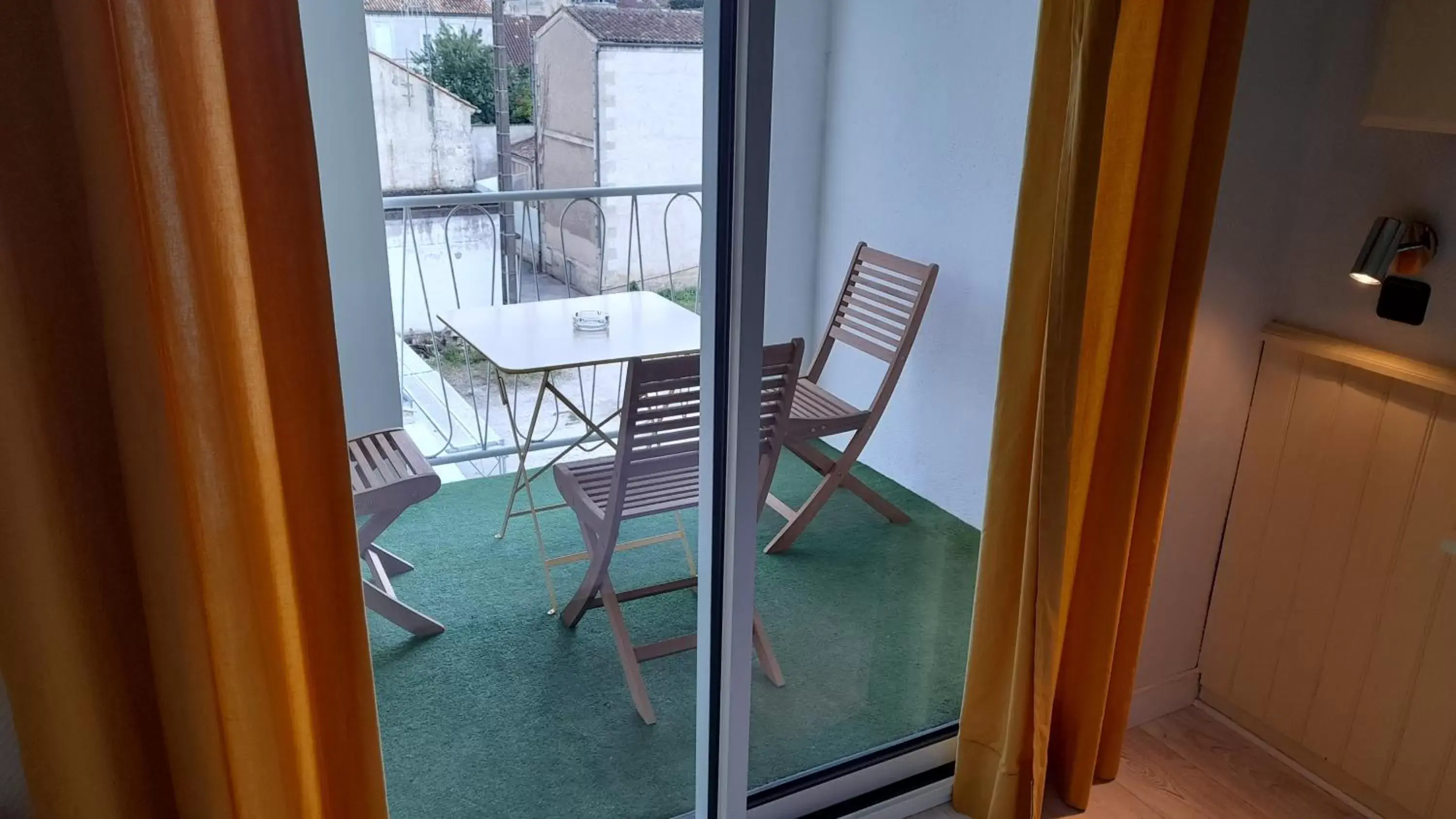 Triple Room with Balcony in Contact Hotel de France Triple Room with Balcony in Contact Hotel de France