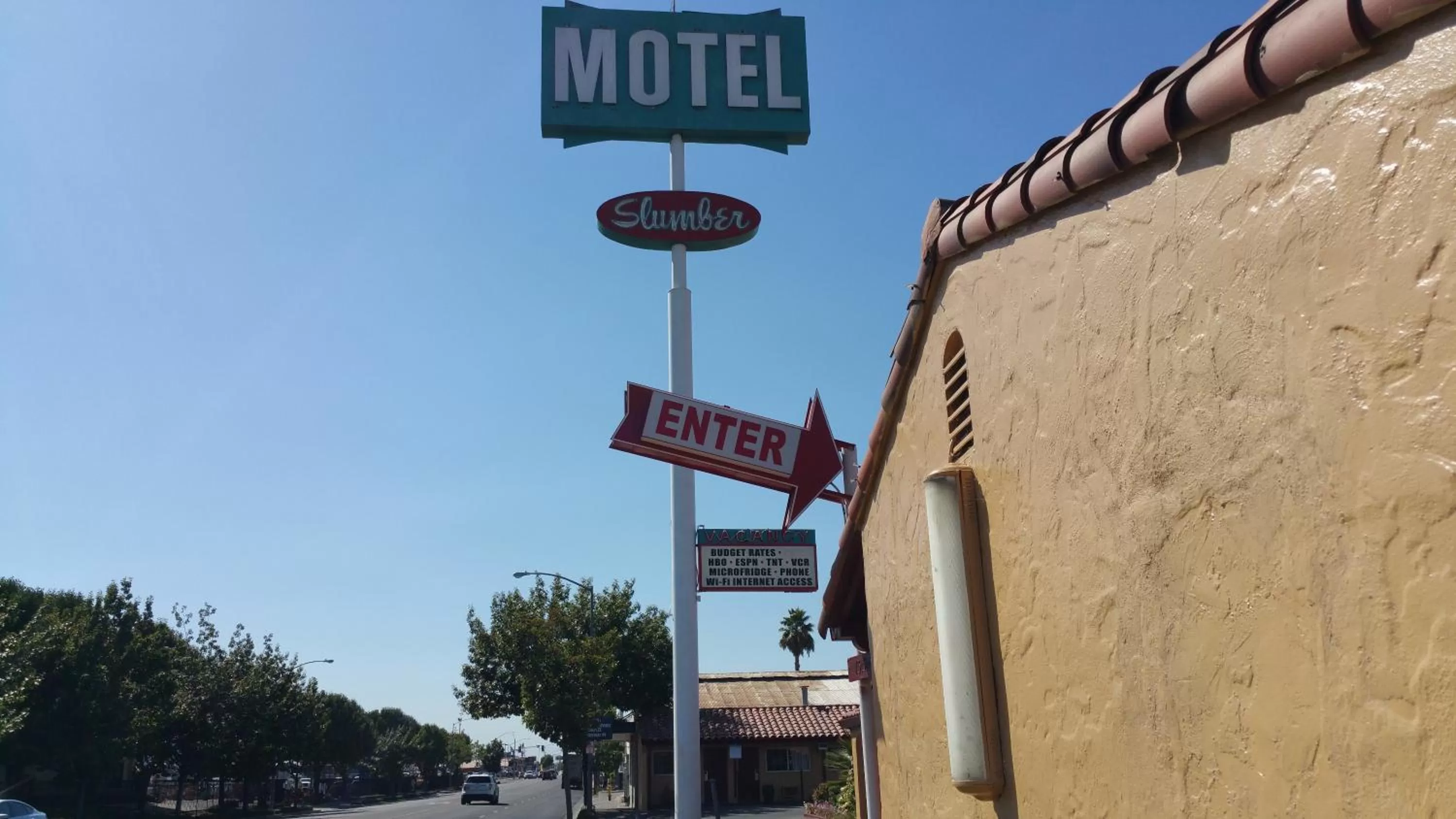 Facade/entrance in Slumber Motel