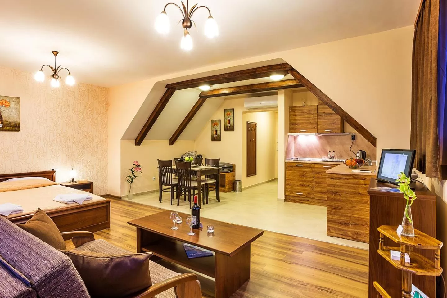 Photo of the whole room, Restaurant/Places to Eat in Apart Hotel Rosen