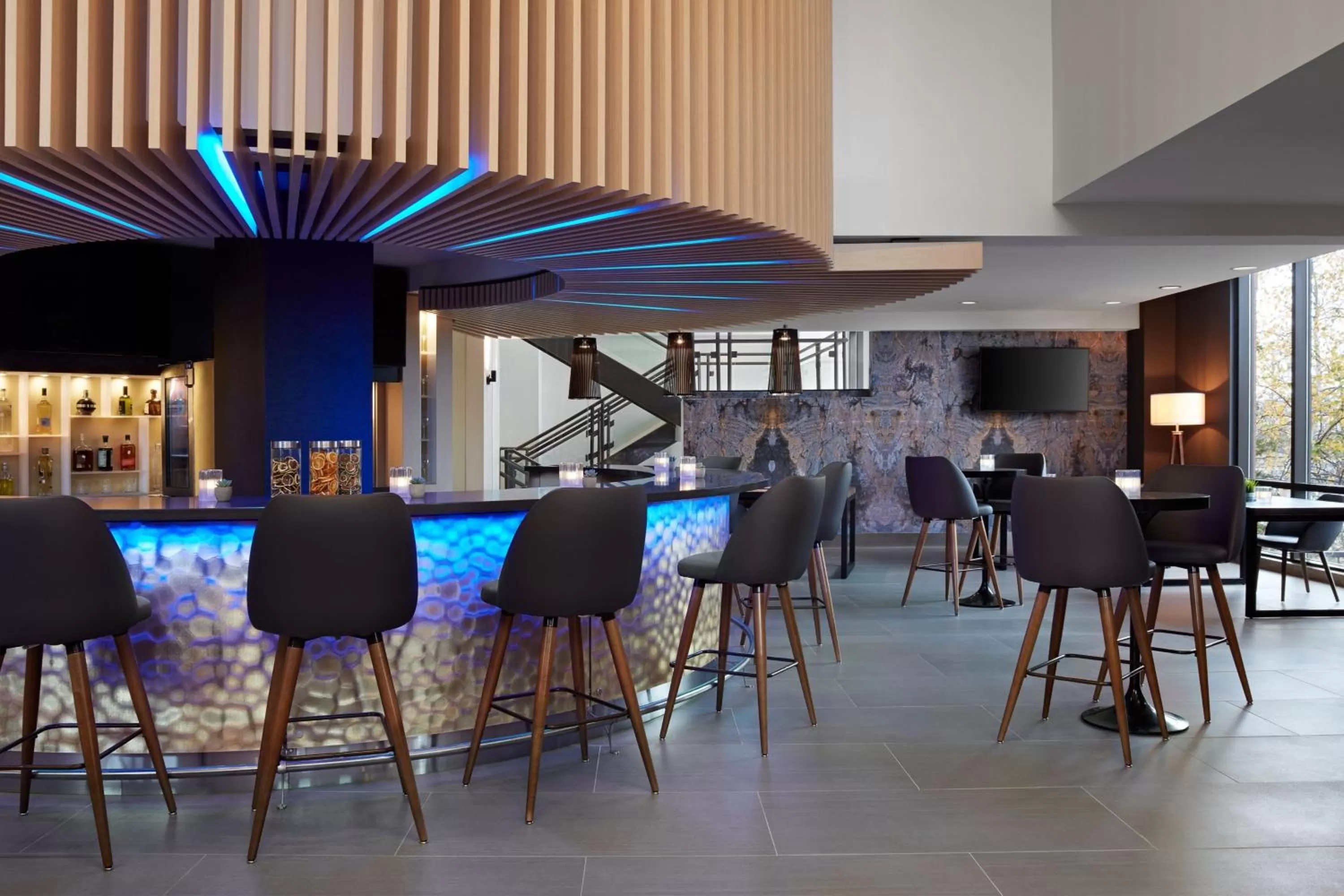 Lounge or bar in Delta Hotels by Marriott Sherbrooke Conference Centre