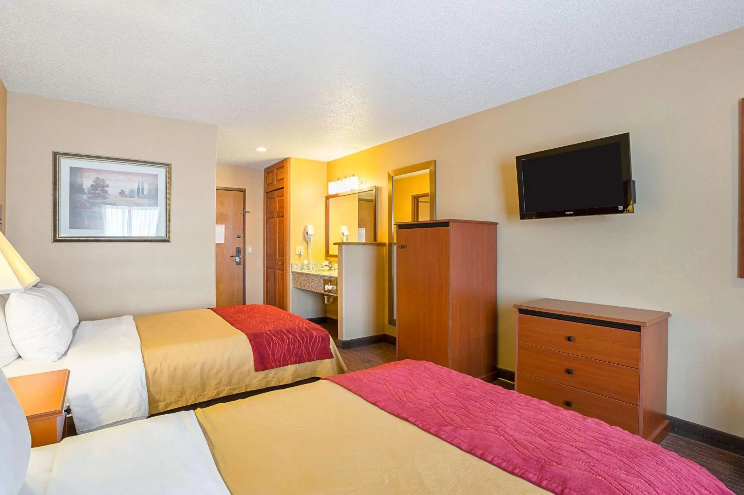 Photo of the whole room, Bed in Quality Inn York