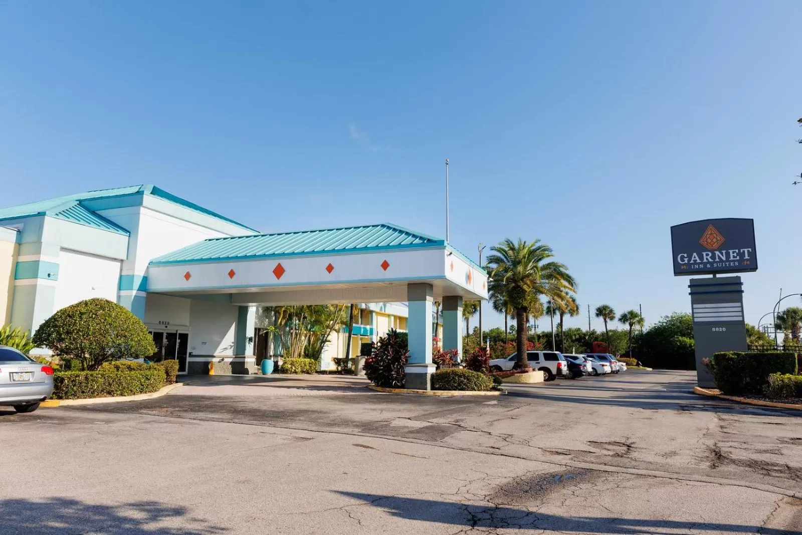 Facade/entrance in Garnet Inn & Suites, Orlando