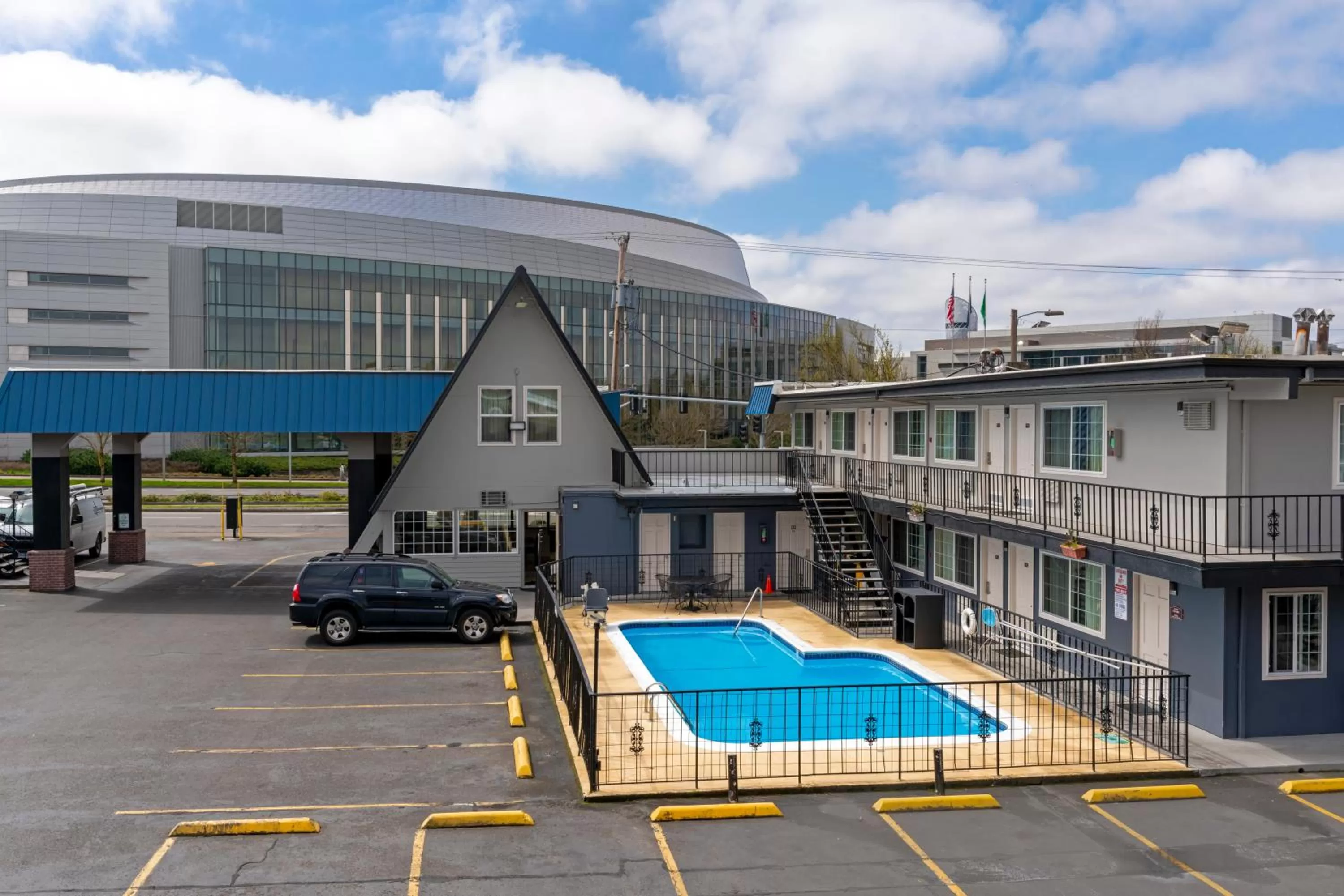 Swimming pool in University Inn and Suites Eugene