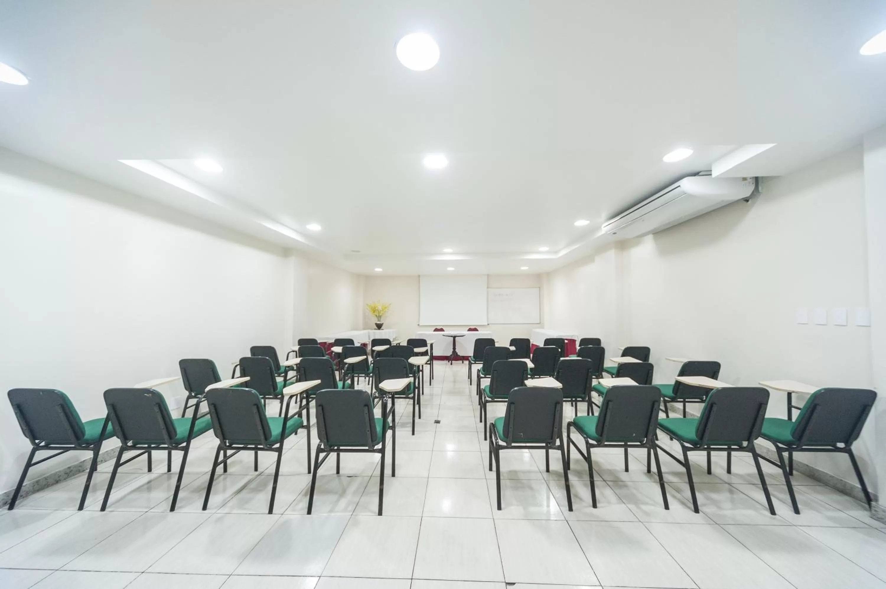 Meeting/conference room in Hotel Golden Park Salvador By Nacional Inn