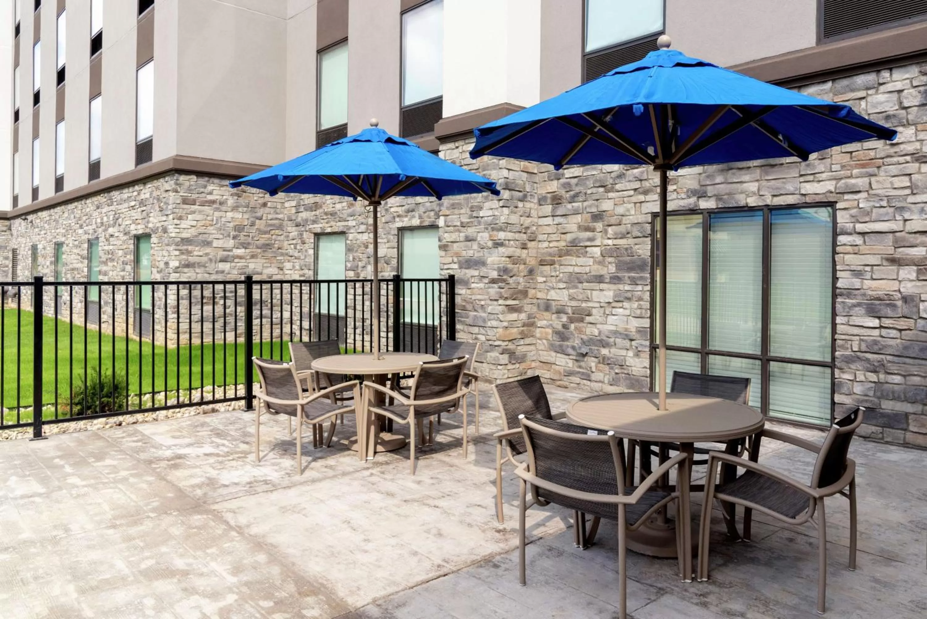 Property building in Hampton Inn & Suites Xenia Dayton