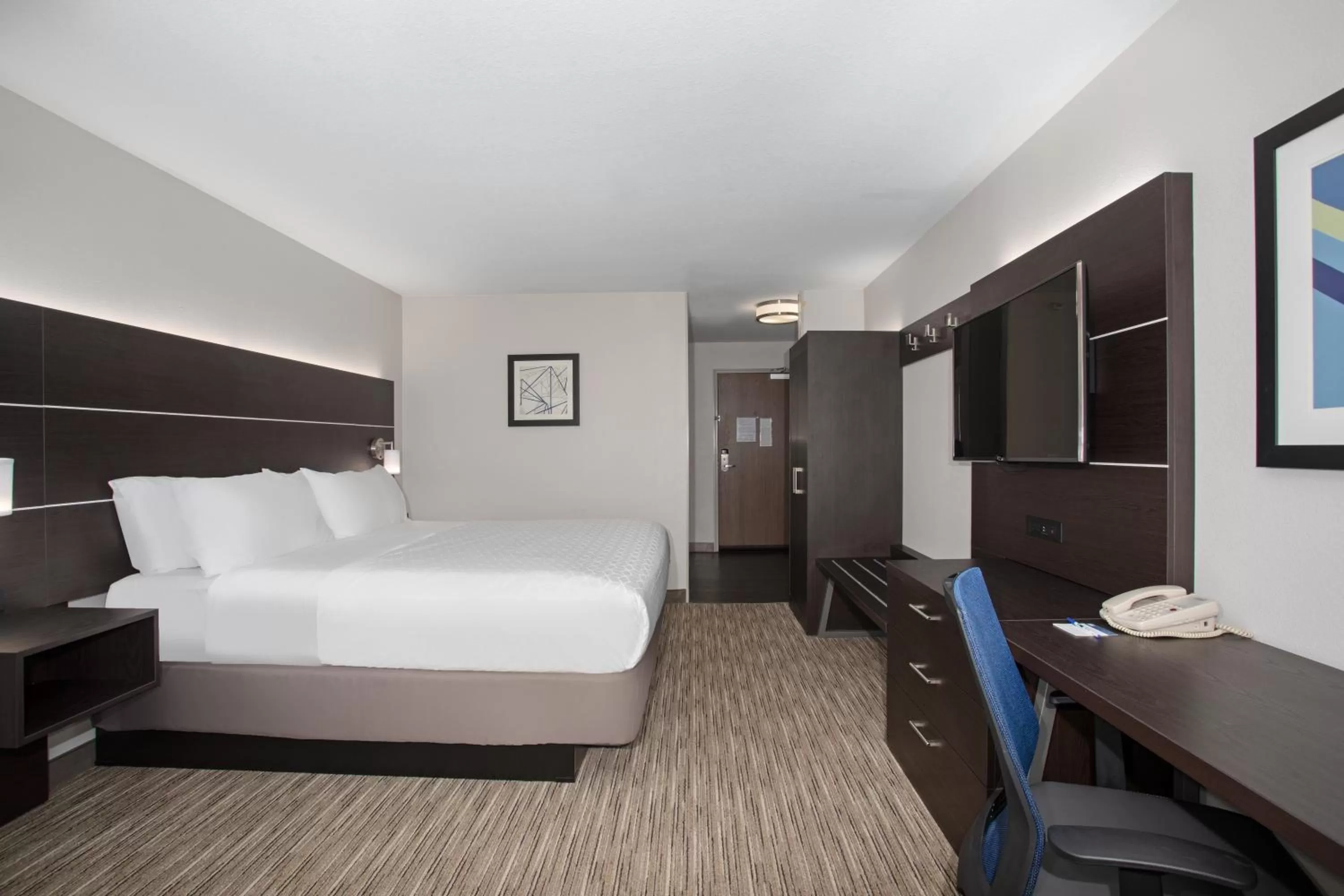 Bedroom, Bed in Holiday Inn Express Hotel & Suites Longmont by IHG