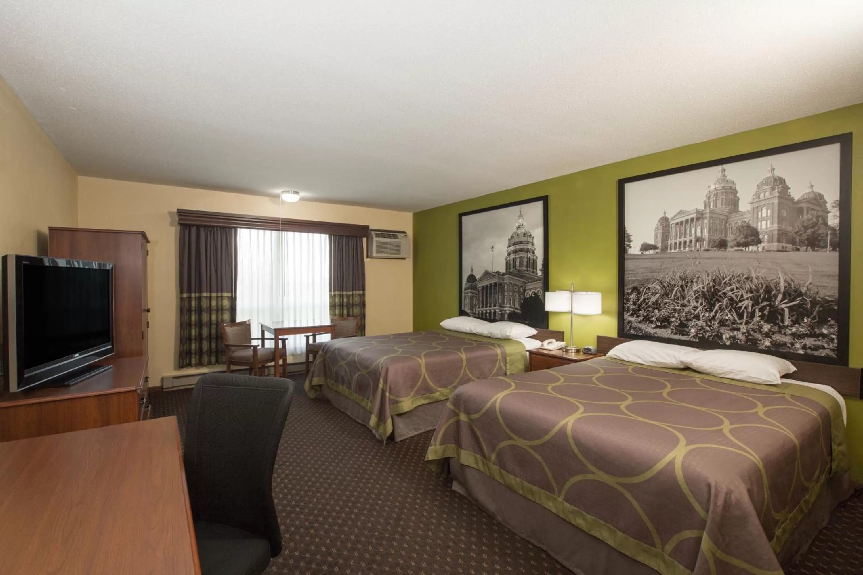 Guests, Bed in Super 8 by Wyndham Williams