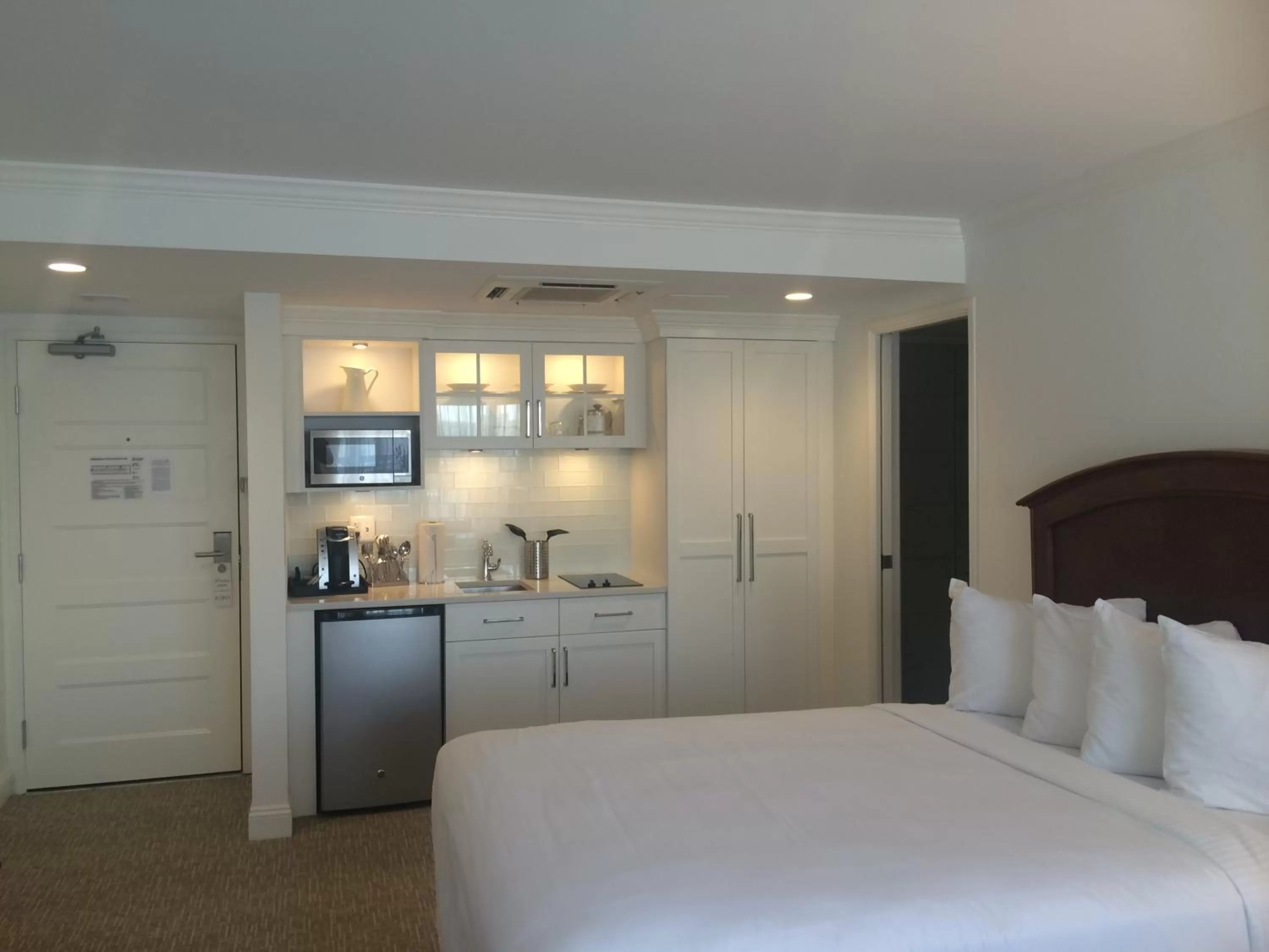 Photo of the whole room, Bed in ICONA Avalon