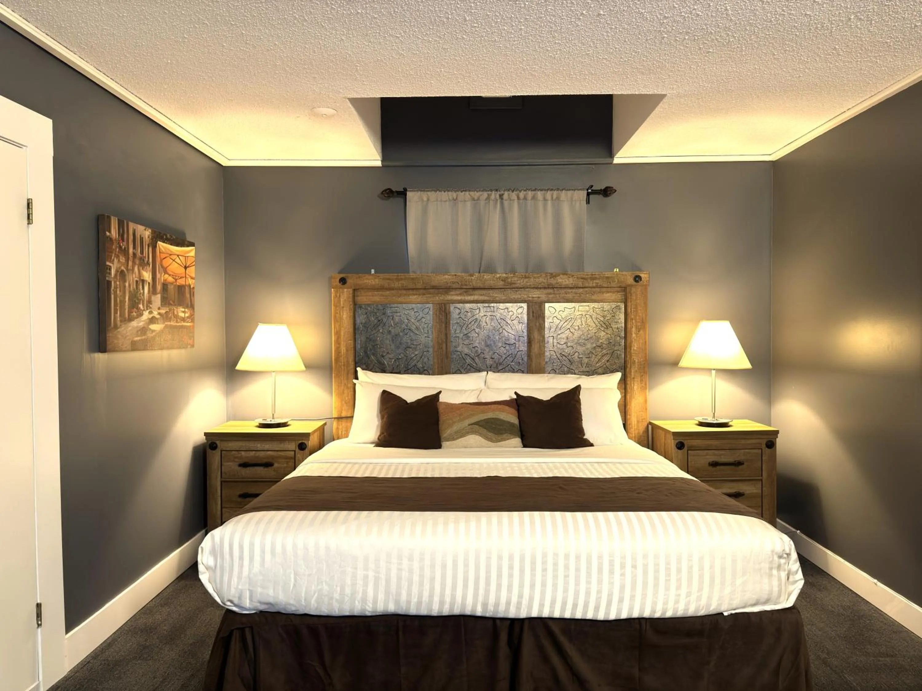 Bed in Divya Sutra Plaza and Conference Centre, Vernon, BC