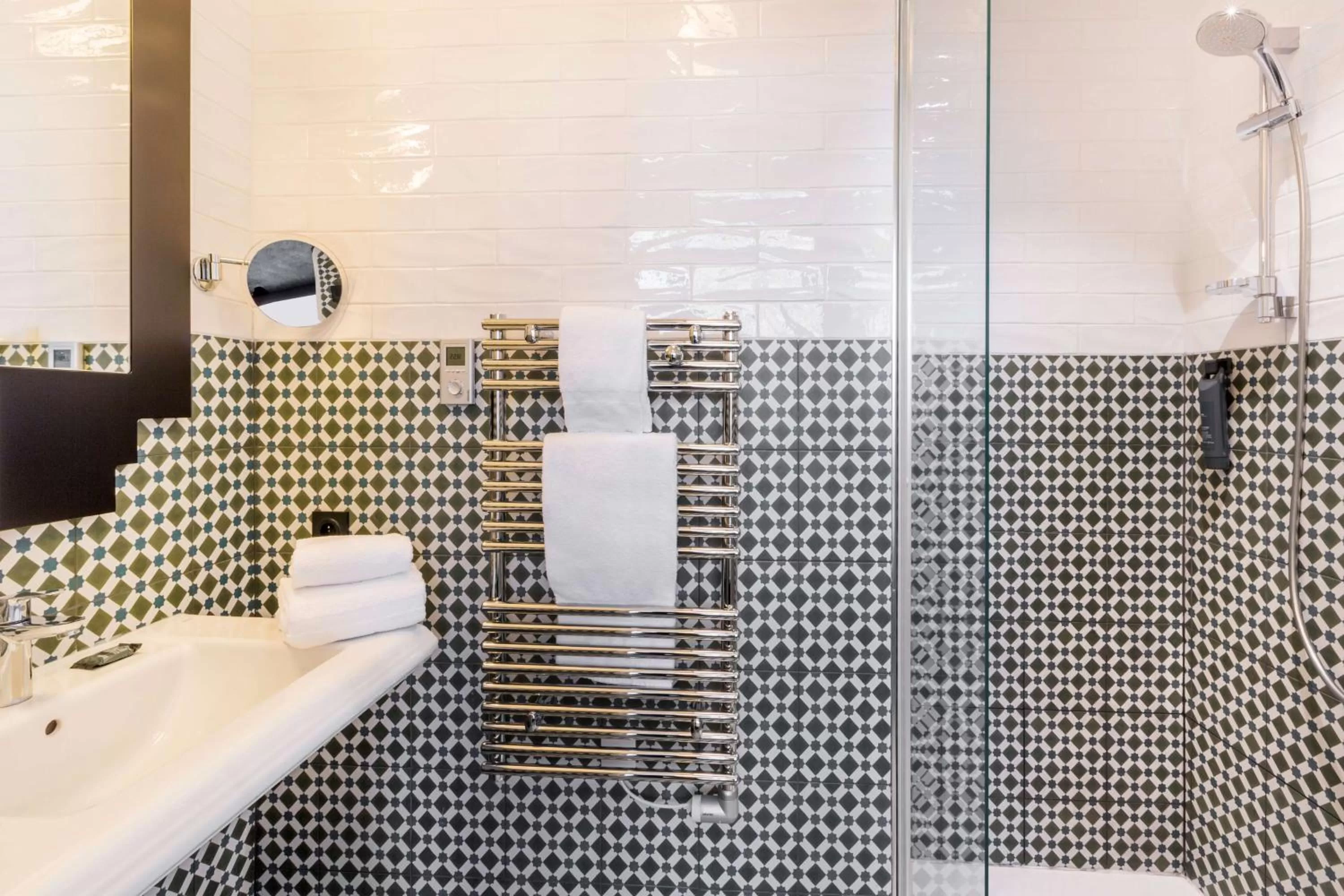 Bathroom in Best Western Hôtel Journel Paris Sud