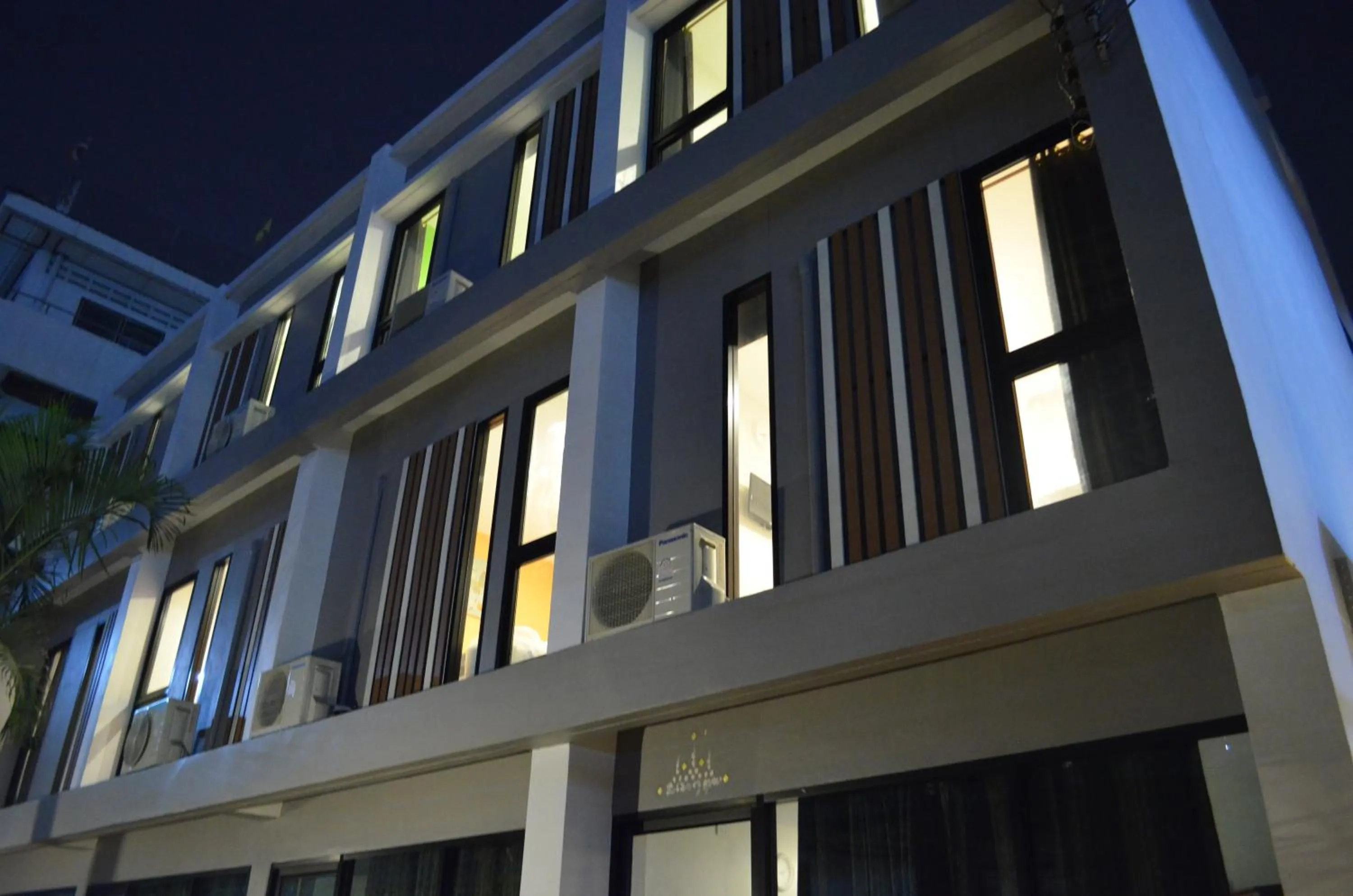 Facade/entrance in Varinda Hostel