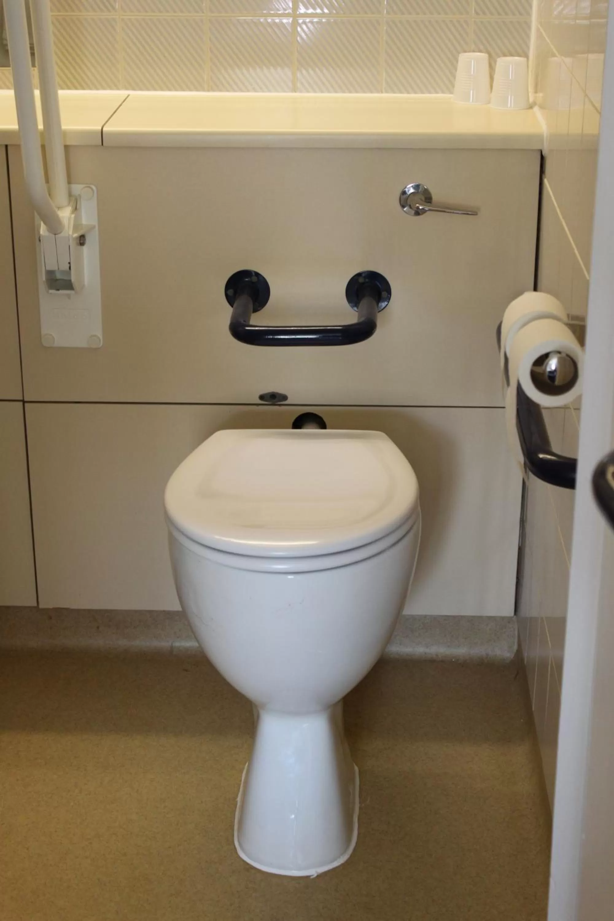 Toilet in Redwings Lodge Baldock