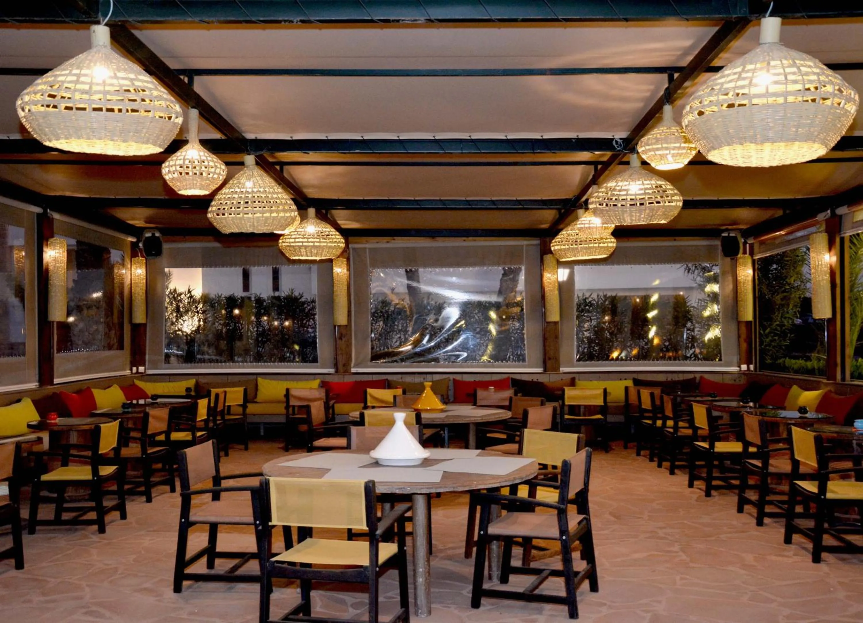 Restaurant/places to eat in Borjs Hotel Suites & Spa