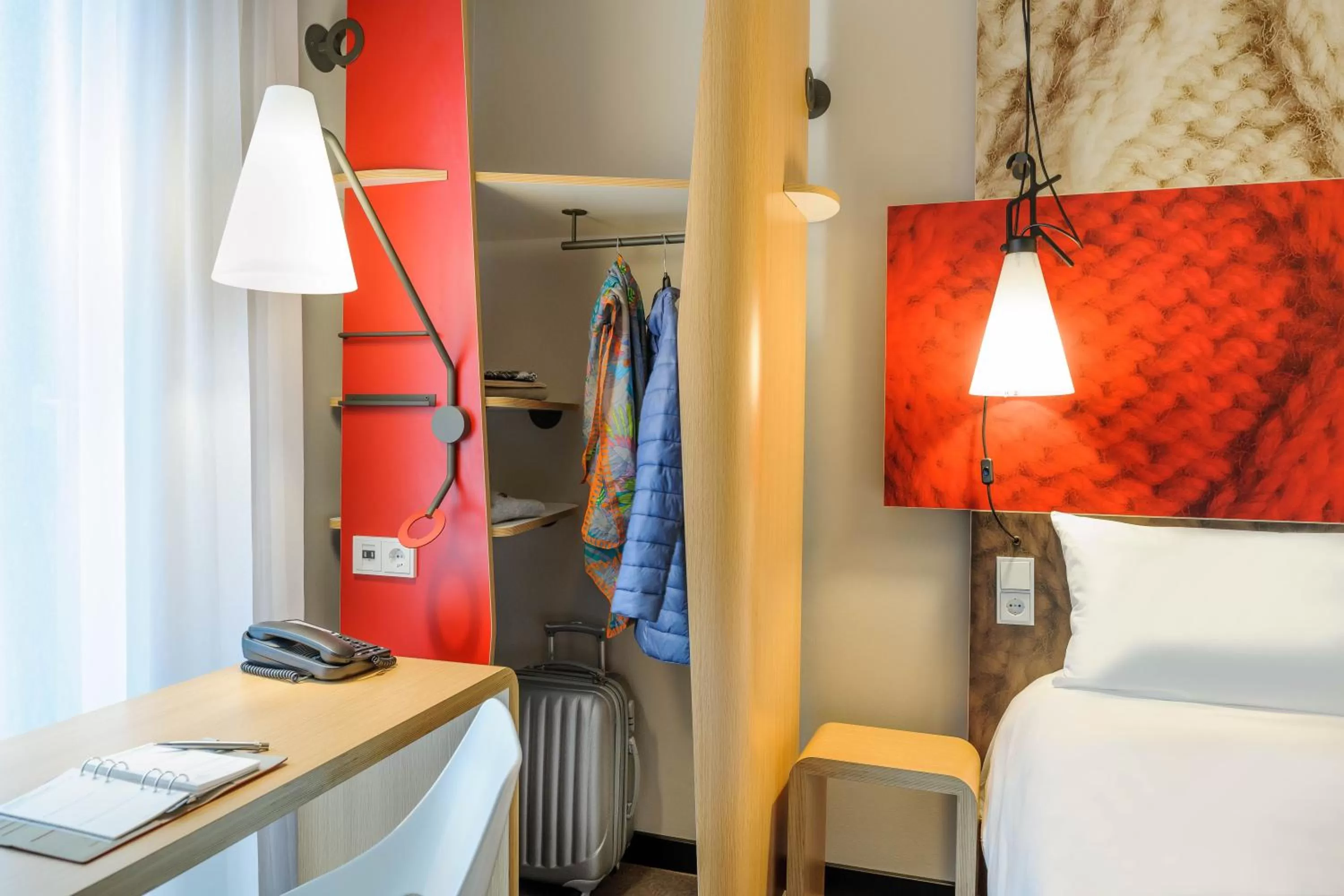 Living room, Bed in Ibis Berlin Hauptbahnhof