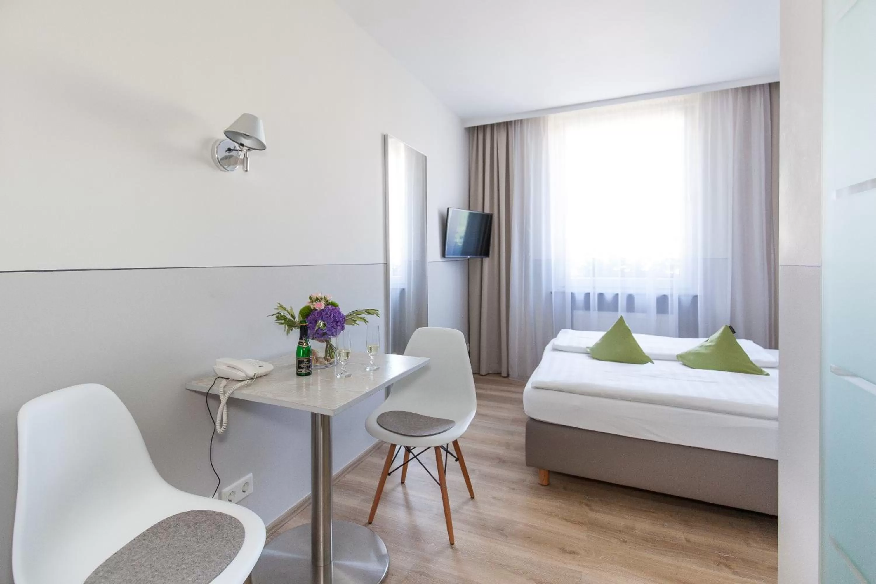 Photo of the whole room, Bed in Franziskaner