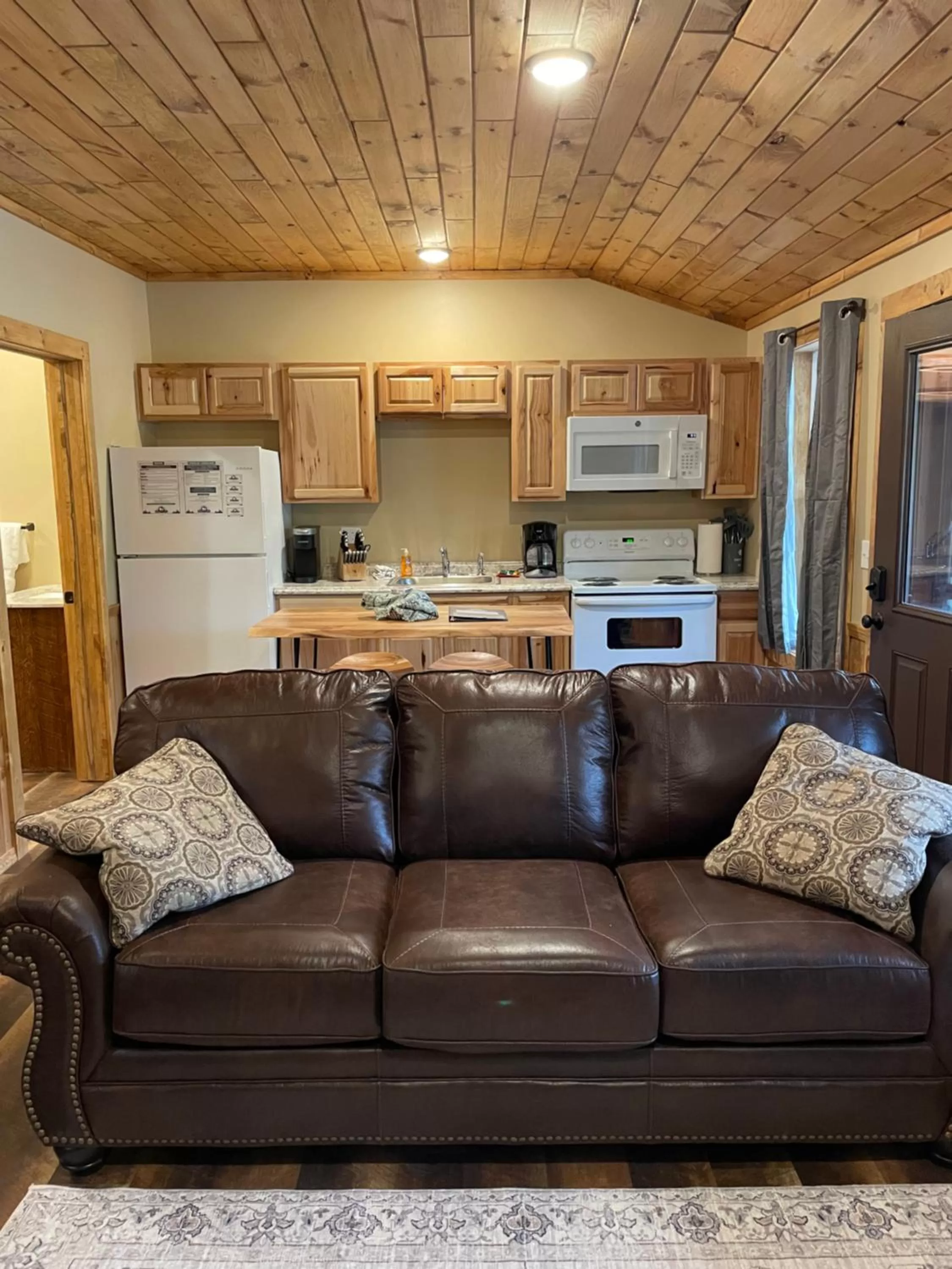 Kitchen or kitchenette in Rough Cut Lodge