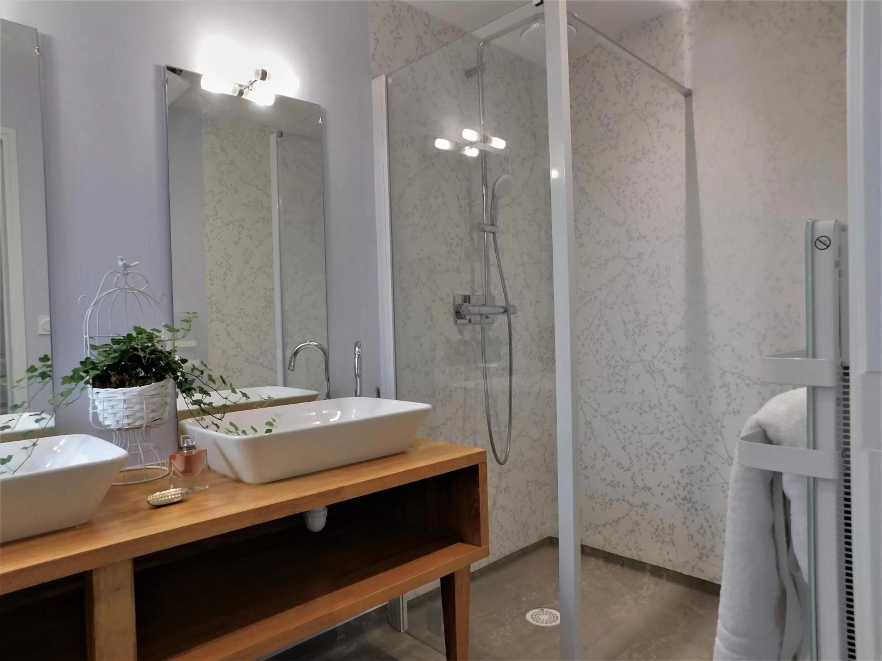 Bathroom in Hôtel-Restaurant des Augustins