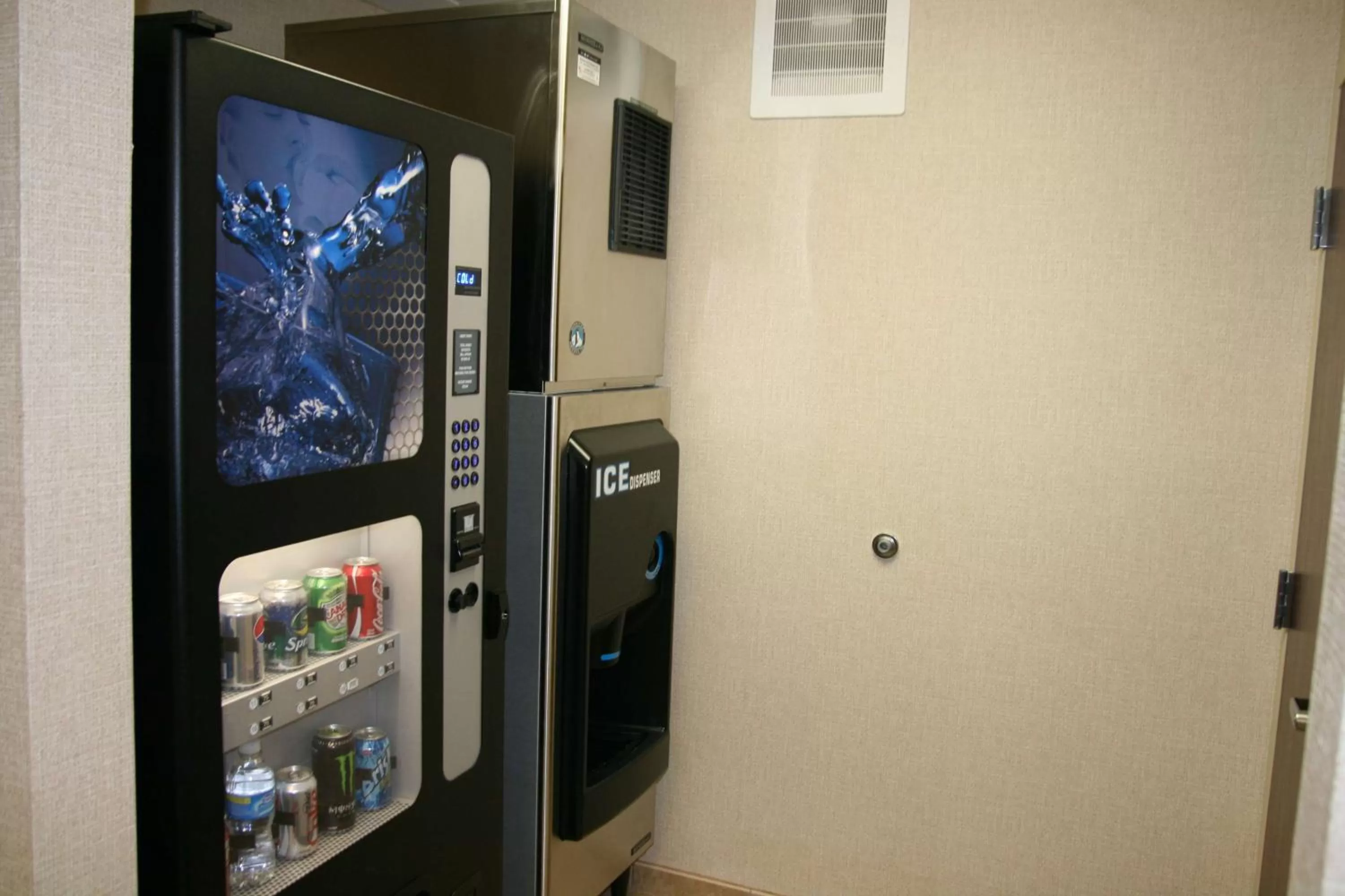 Property building in Hampton Inn & Suites Cleveland-Mentor