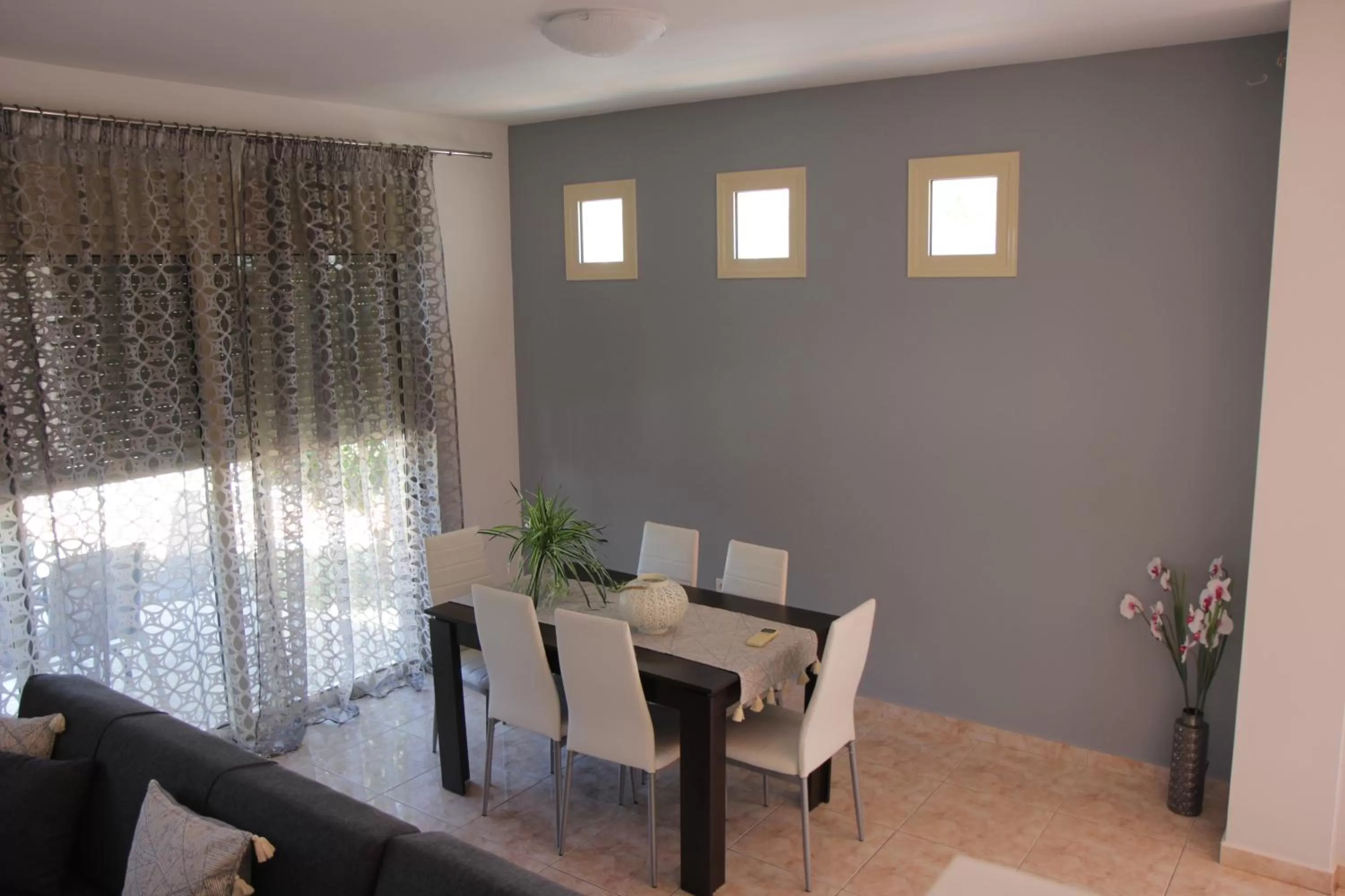 Dining area in Platoni Elite