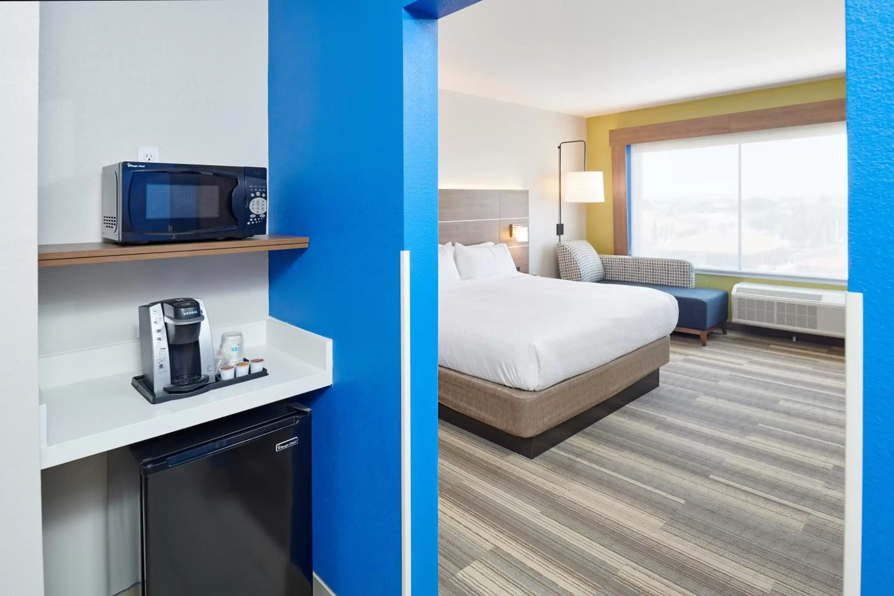 Standard King Room with Walk-In Shower in Holiday Inn Express & Suites El Paso East-Loop 375 by IHG Standard King Room with Walk-In Shower in Holiday Inn Express & Suites El Paso East-Loop 375 by IHG