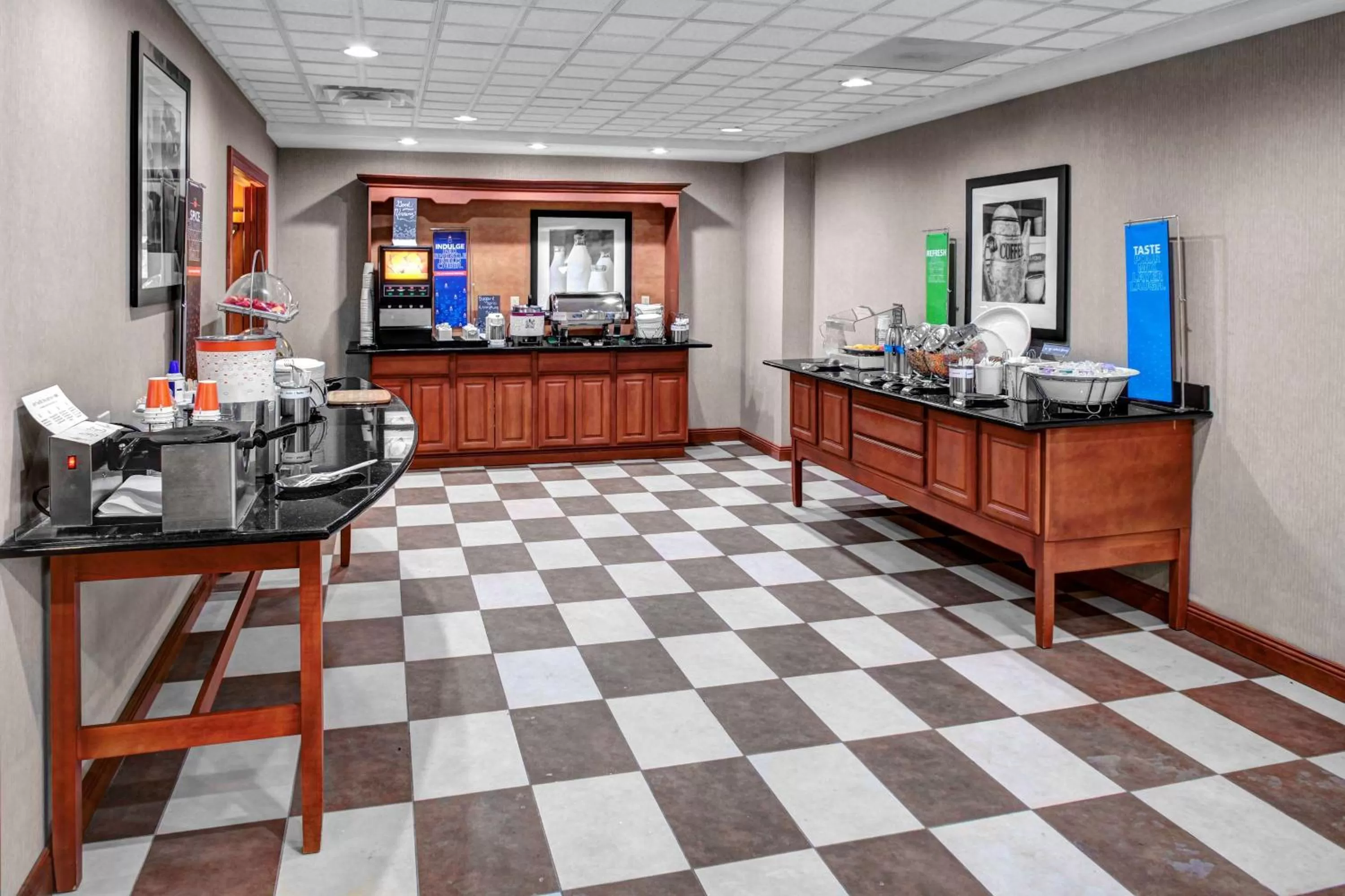 Dining area in Hampton Inn Coldwater