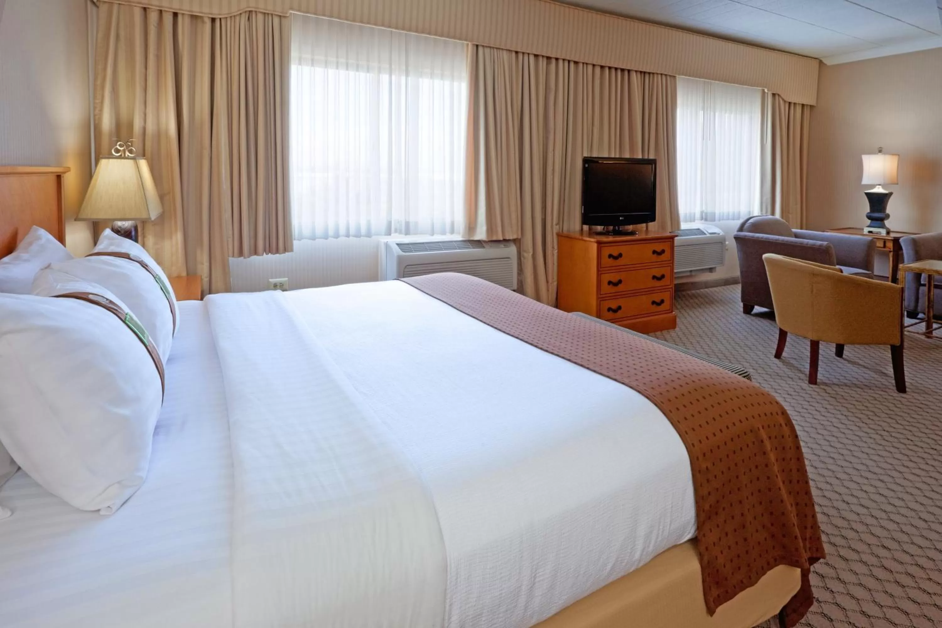 Photo of the whole room, Bed in Holiday Inn Philadelphia South-Swedesboro by IHG