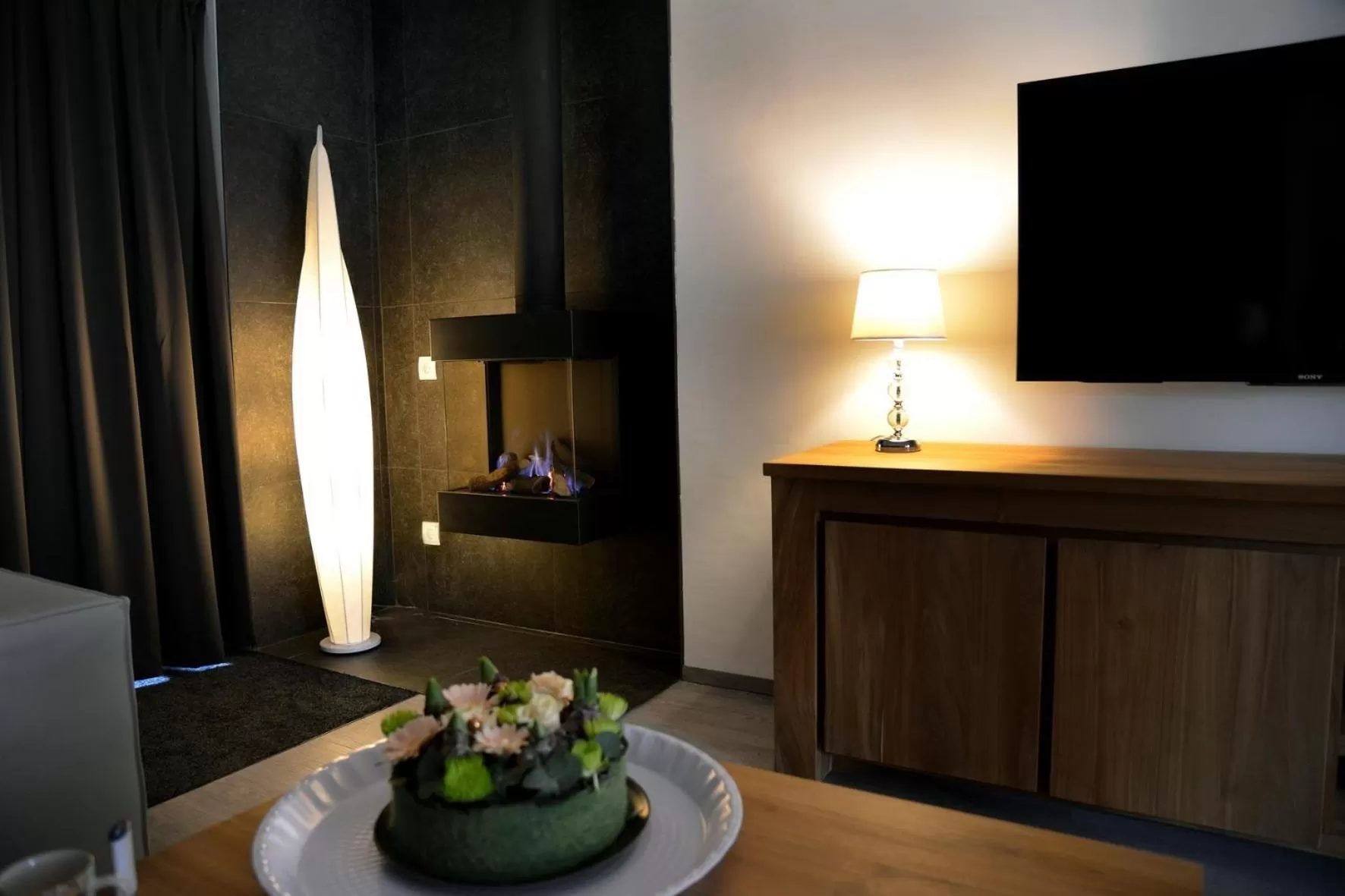 Communal lounge/ TV room in Guest House Aan de Hollandse IJssel