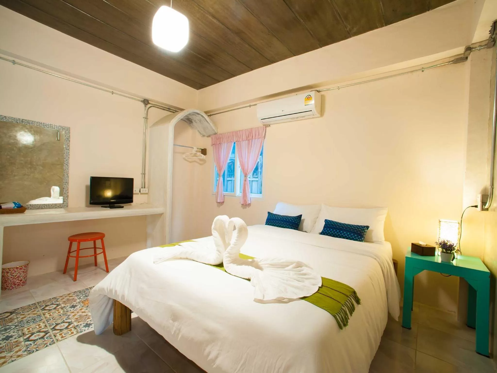 TV and multimedia, Bed in Baan Chokdee Pai Resort