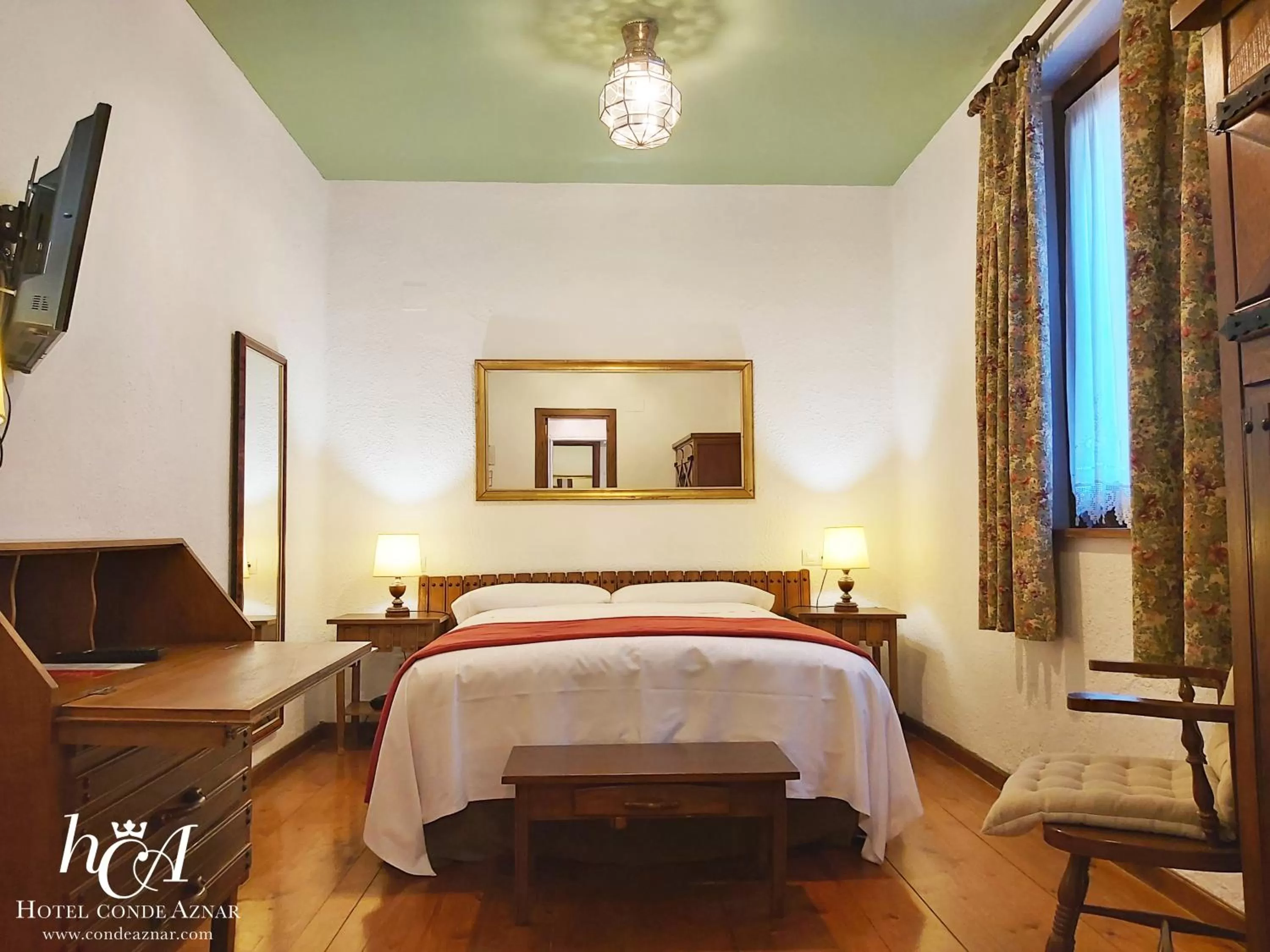 Photo of the whole room, Bed in Conde Aznar