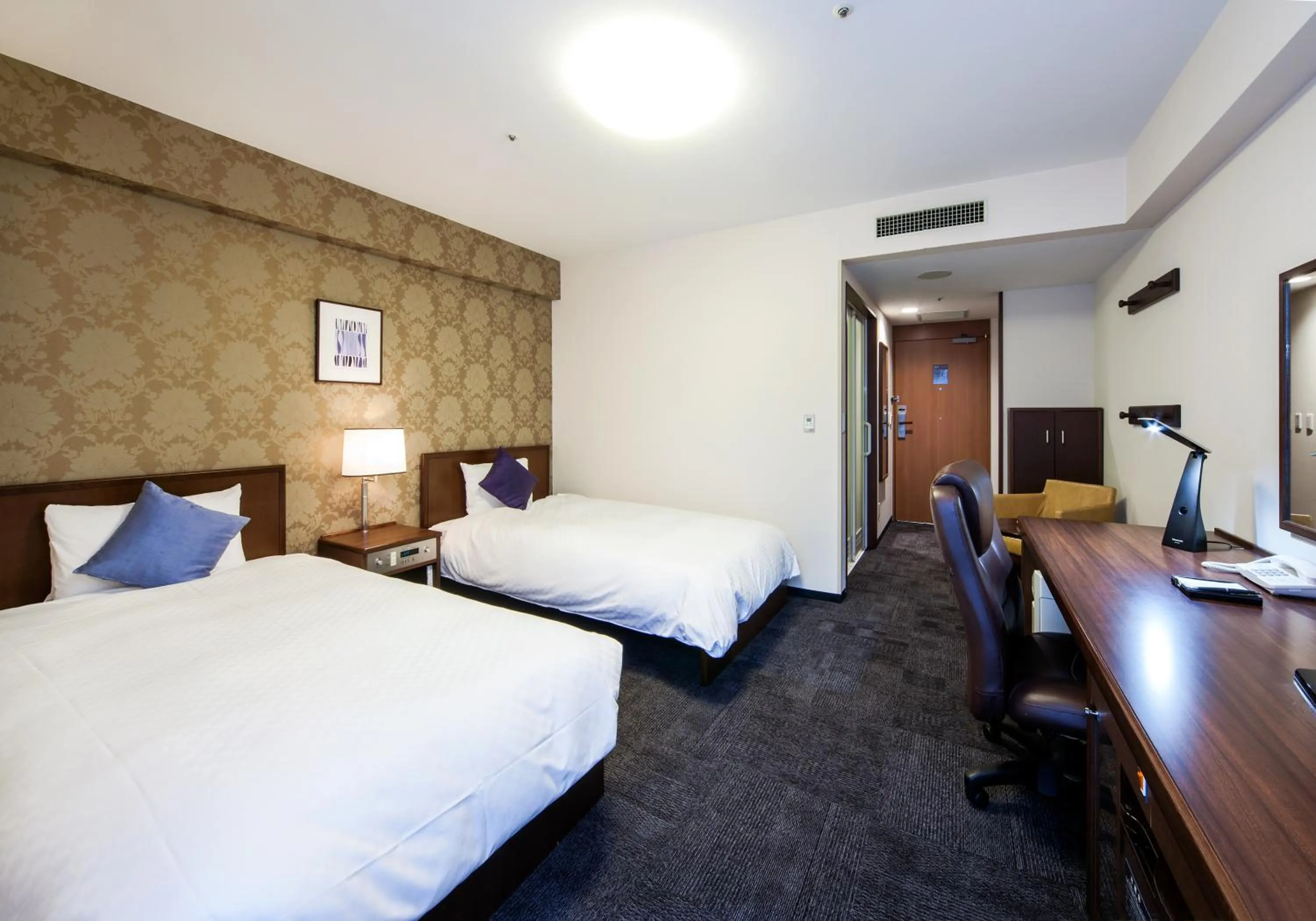 Photo of the whole room, Bed in Daiwa Roynet Hotel Kobe Sannomiya