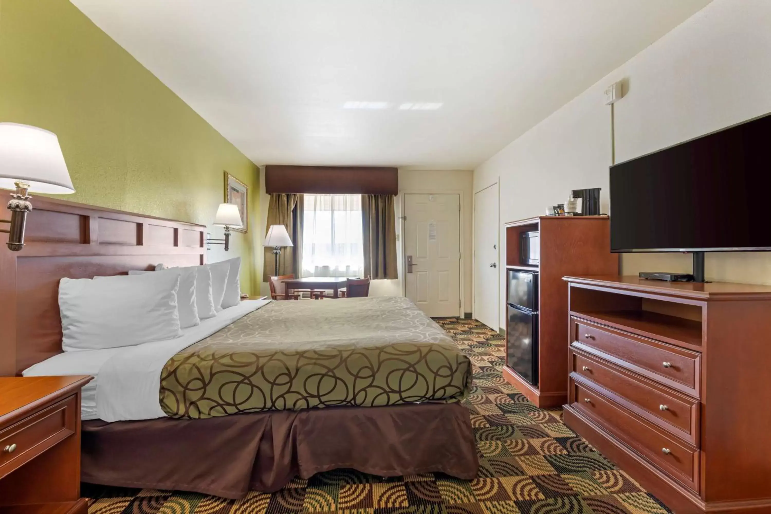 King Room with Roll-in Shower - Mobility Accessible/Non-Smoking in Best Western Caprock Inn King Room with Roll-in Shower - Mobility Accessible/Non-Smoking in Best Western Caprock Inn