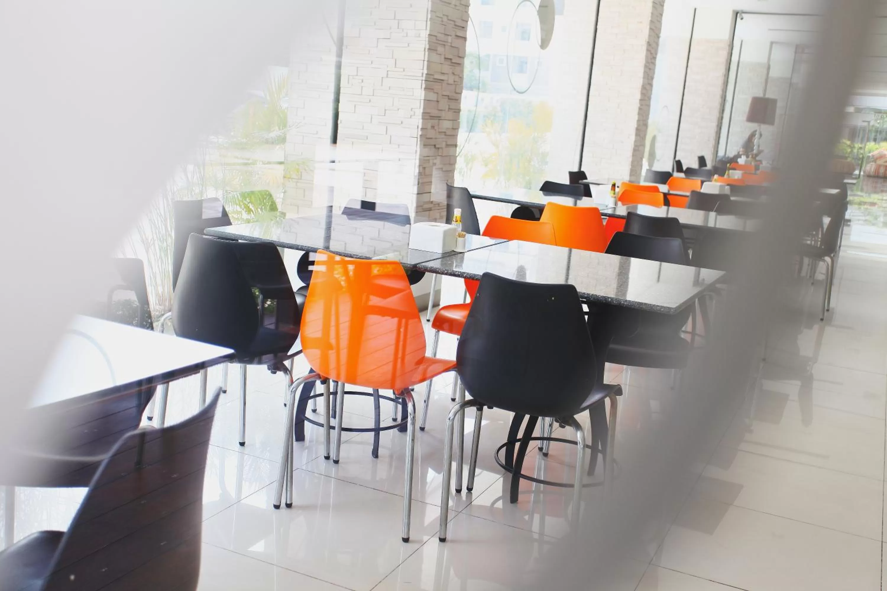 Restaurant/places to eat in Leenova Hotel