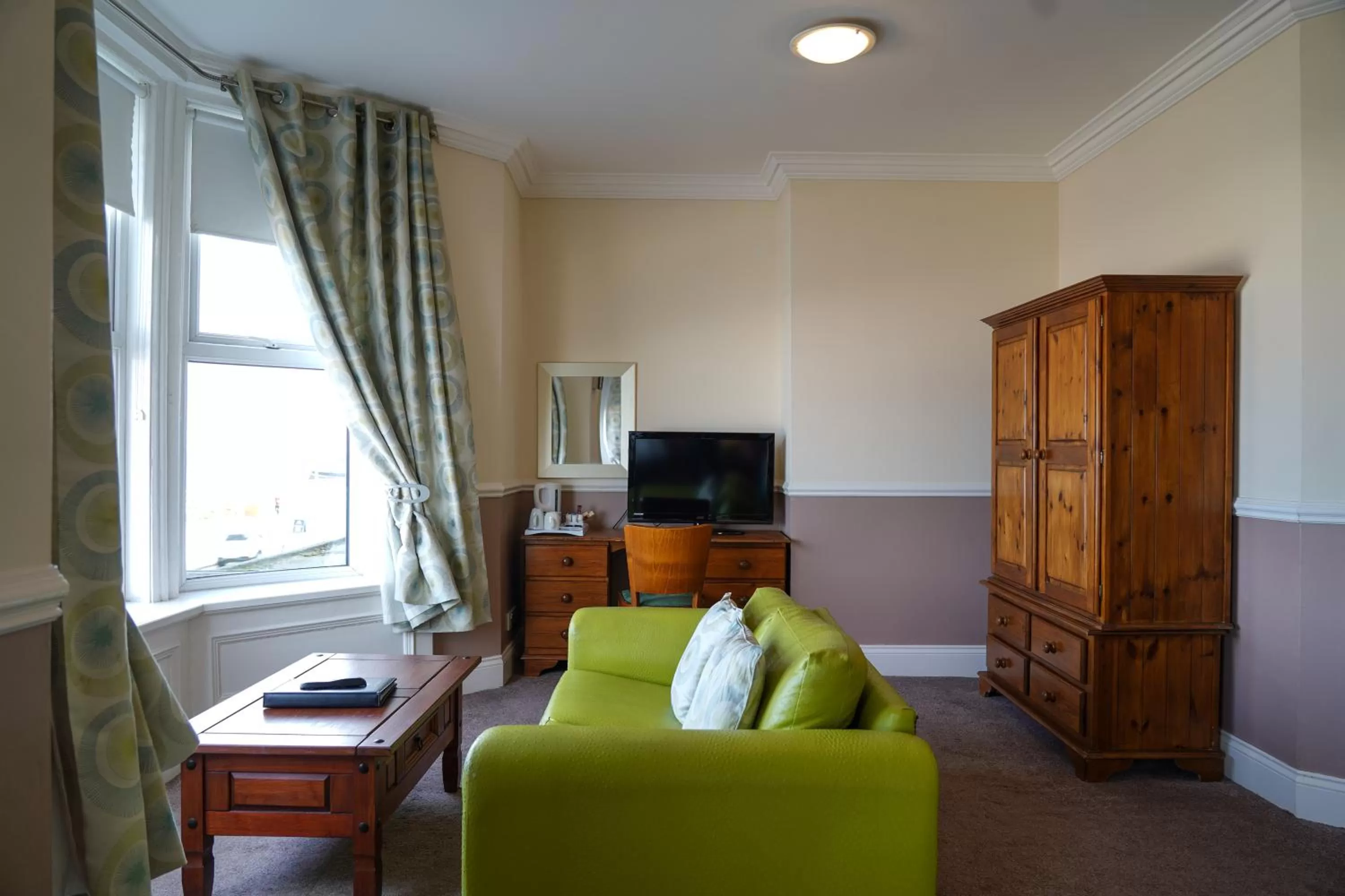 Communal lounge/ TV room in The Royal Hotel