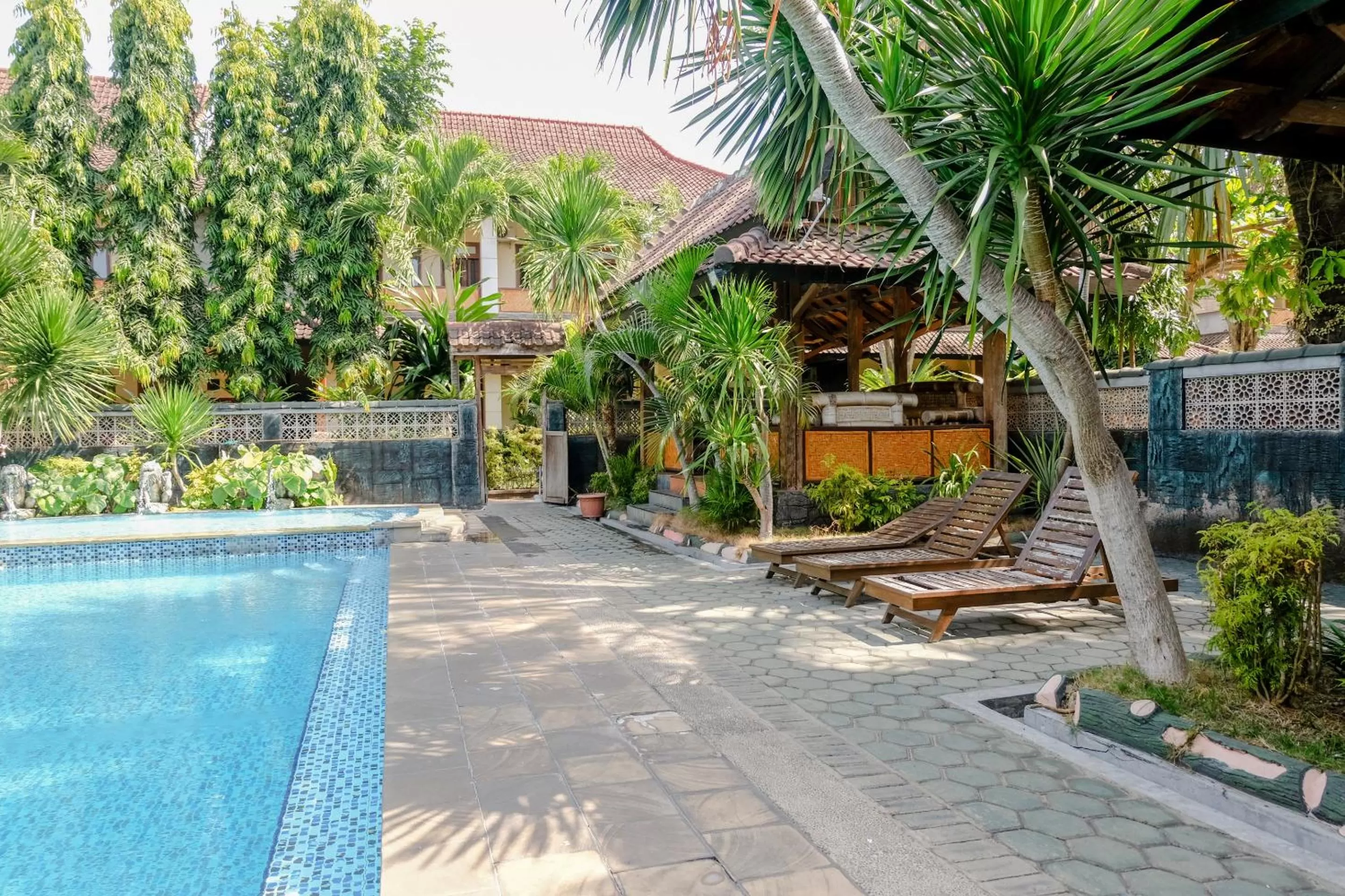 Swimming pool in Hotel Mahkota Plengkung by ecommerceloka