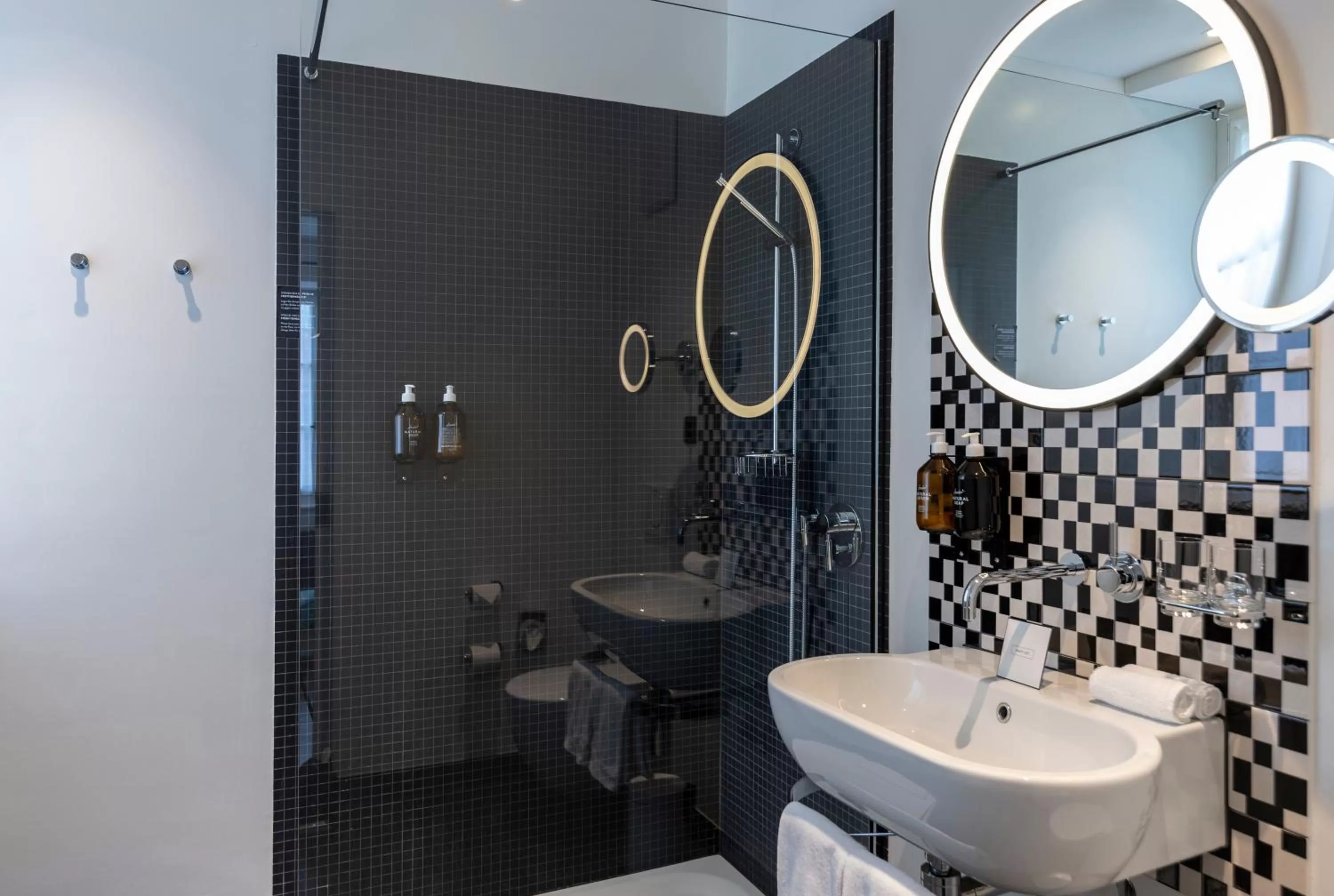 Shower in Marktgasse Hotel